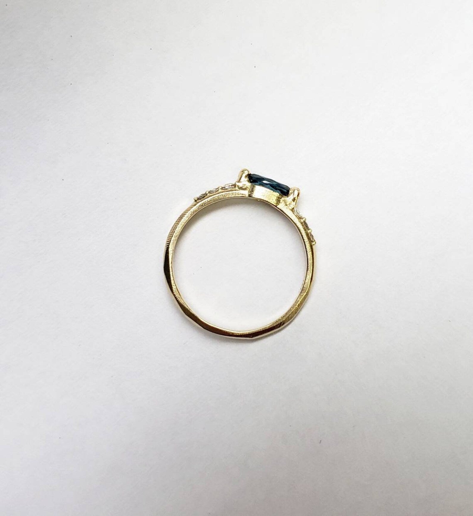 Bague délicate en topaze bleue de Londres marquise et saphirs blancs – Or massif 10 carats, 14 carats ou 18 carats, jaune, rose ou blanc
