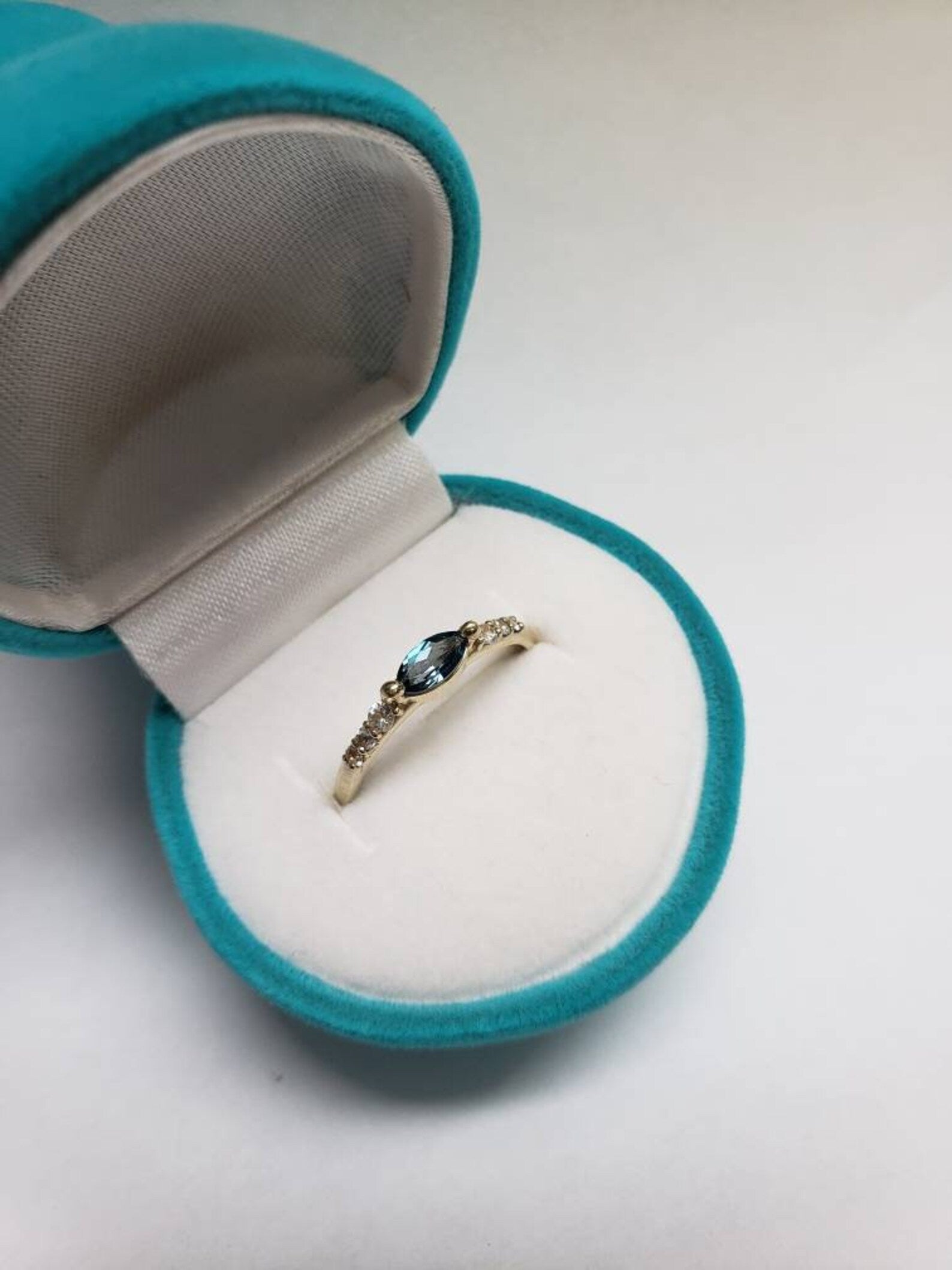 Bague délicate en topaze bleue de Londres marquise et saphirs blancs – Or massif 10 carats, 14 carats ou 18 carats, jaune, rose ou blanc