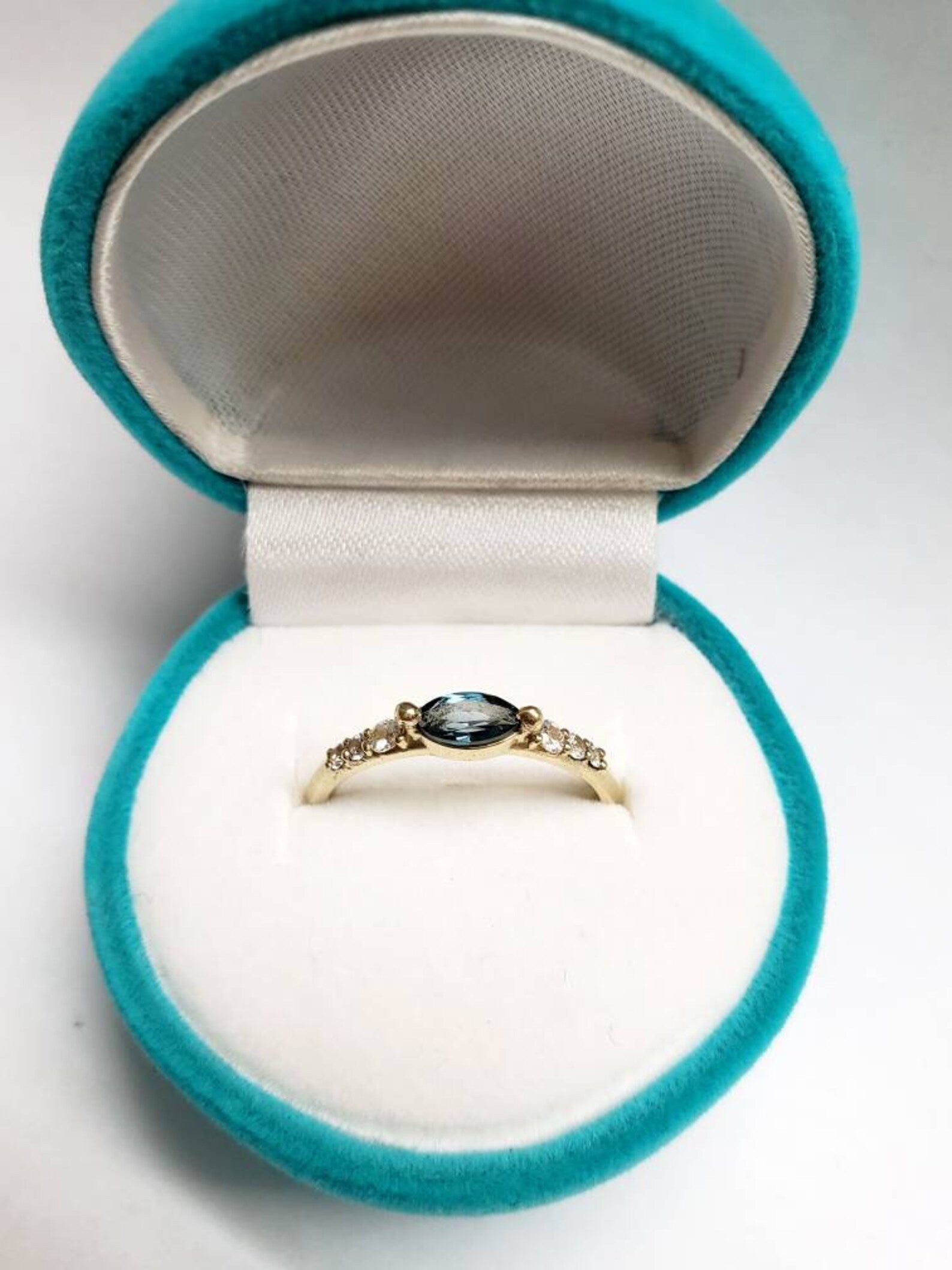 Bague délicate en topaze bleue de Londres marquise et saphirs blancs – Or massif 10 carats, 14 carats ou 18 carats, jaune, rose ou blanc