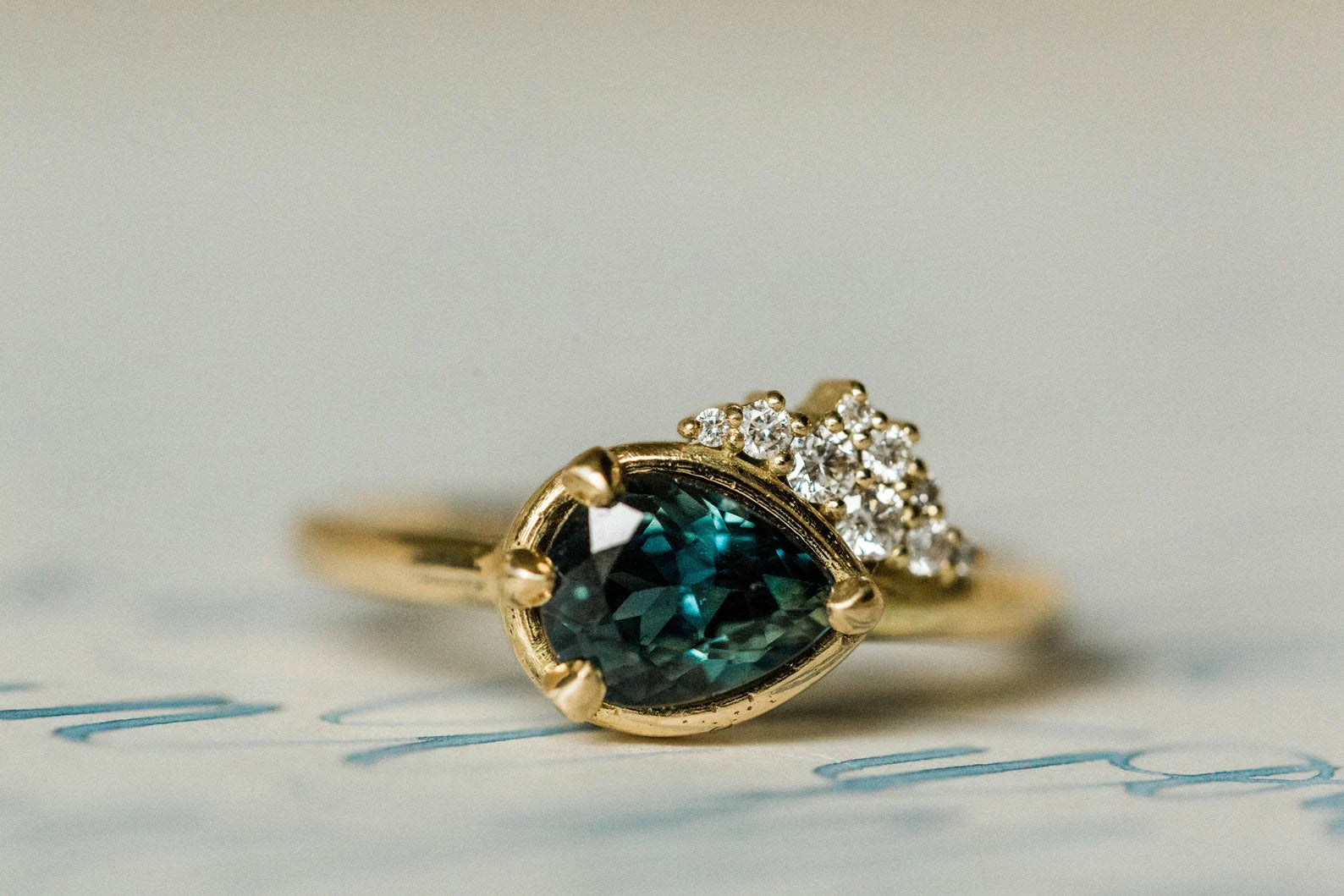 Bague de fiançailles pour femme en saphir bleu sarcelle taille poire avec diamants canadiens – Or massif 18 carats jaune, rose ou blanc, finaliste du prix Etsy Design Award