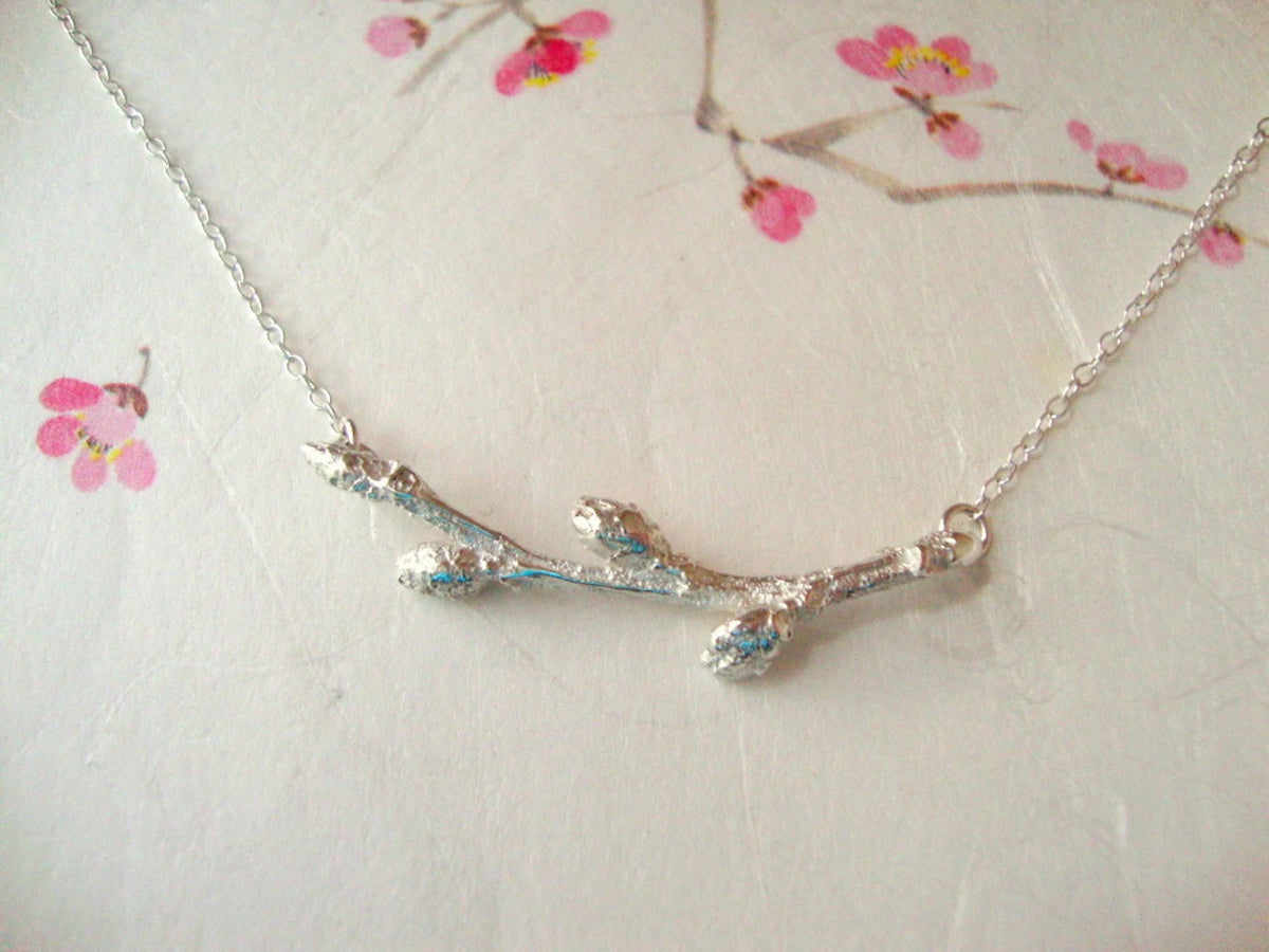 Collier en argent avec bourgeons de cerisier printaniers – Oka-san