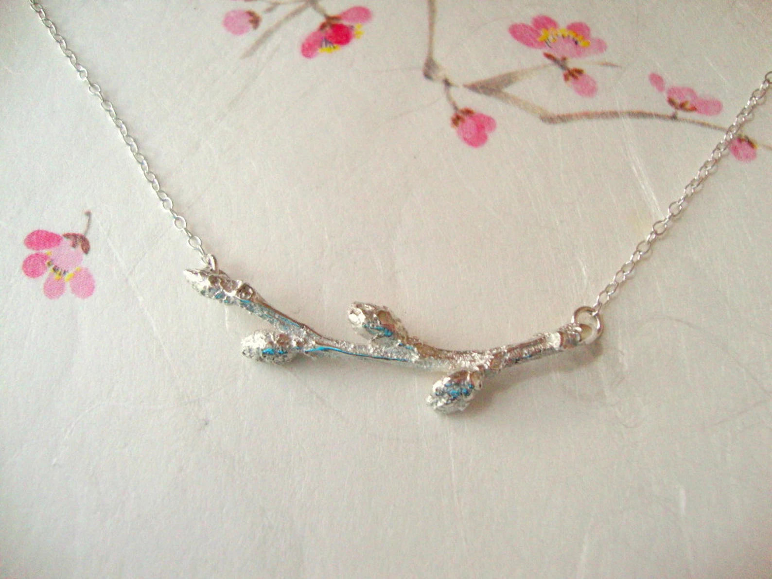 Collier en argent avec bourgeons de cerisier printaniers – Oka-san