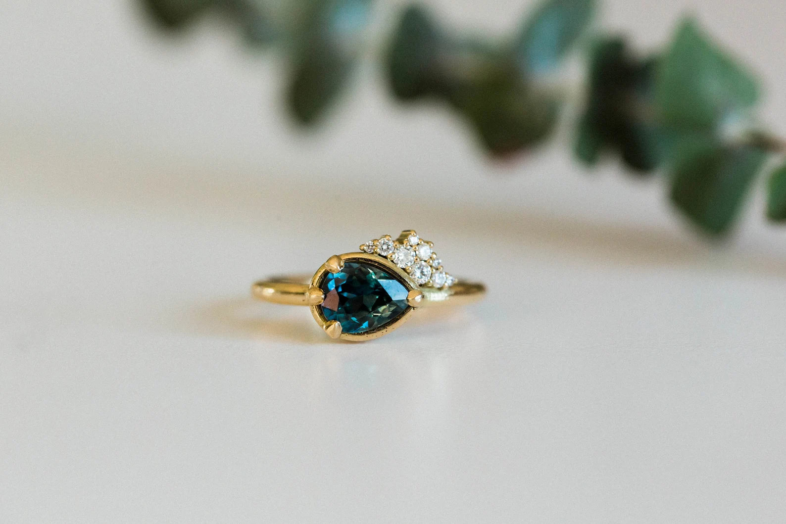 Bague de fiançailles pour femme en saphir bleu sarcelle taille poire avec diamants canadiens – Or massif 18 carats jaune, rose ou blanc, finaliste du prix Etsy Design Award