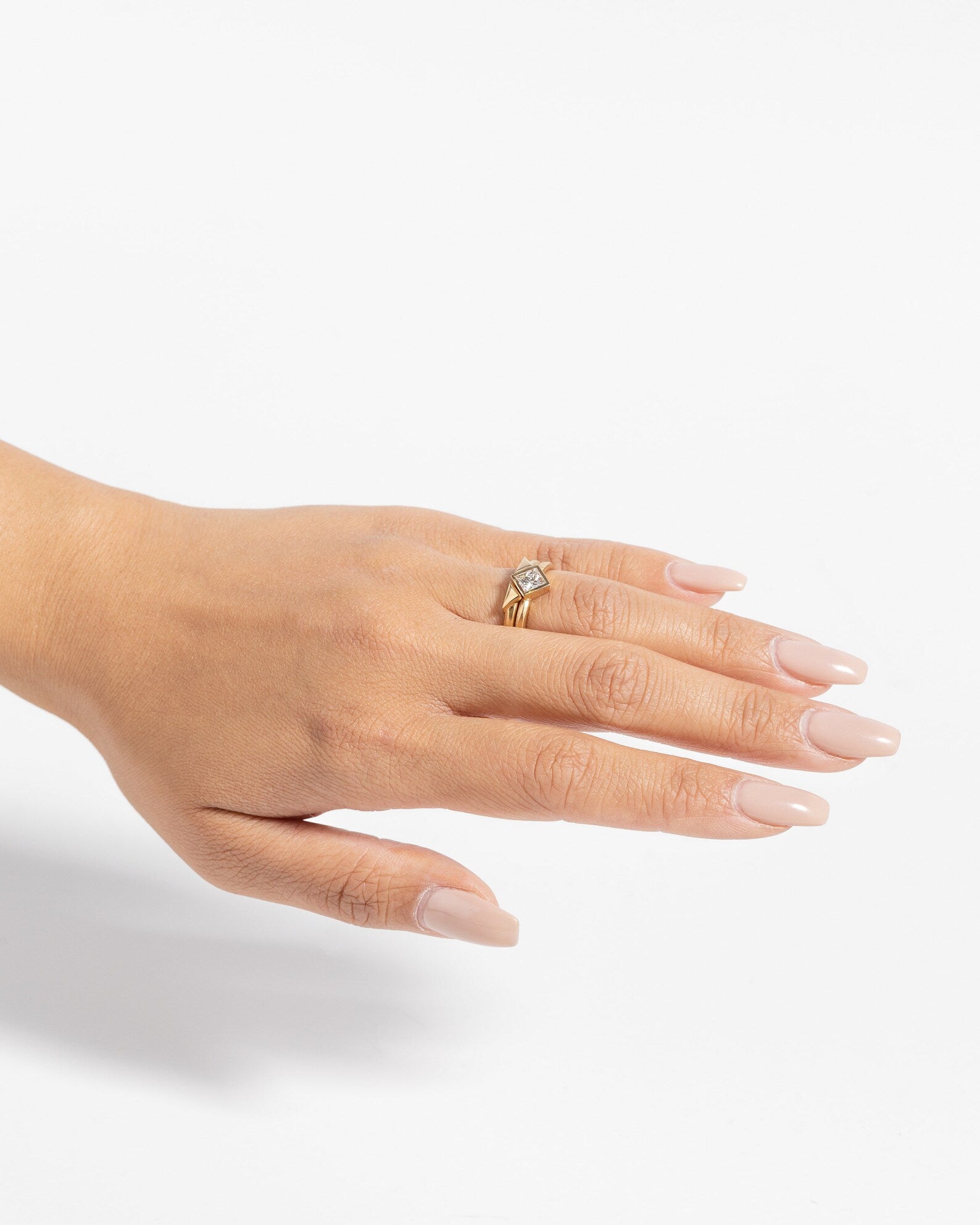 Paire de bagues solitaires en diamant taille princesse avec entretoise pyramidale assortie, serties clos, en or massif 10 carats, 14 carats ou 18 carats, jaune, rose et blanc 