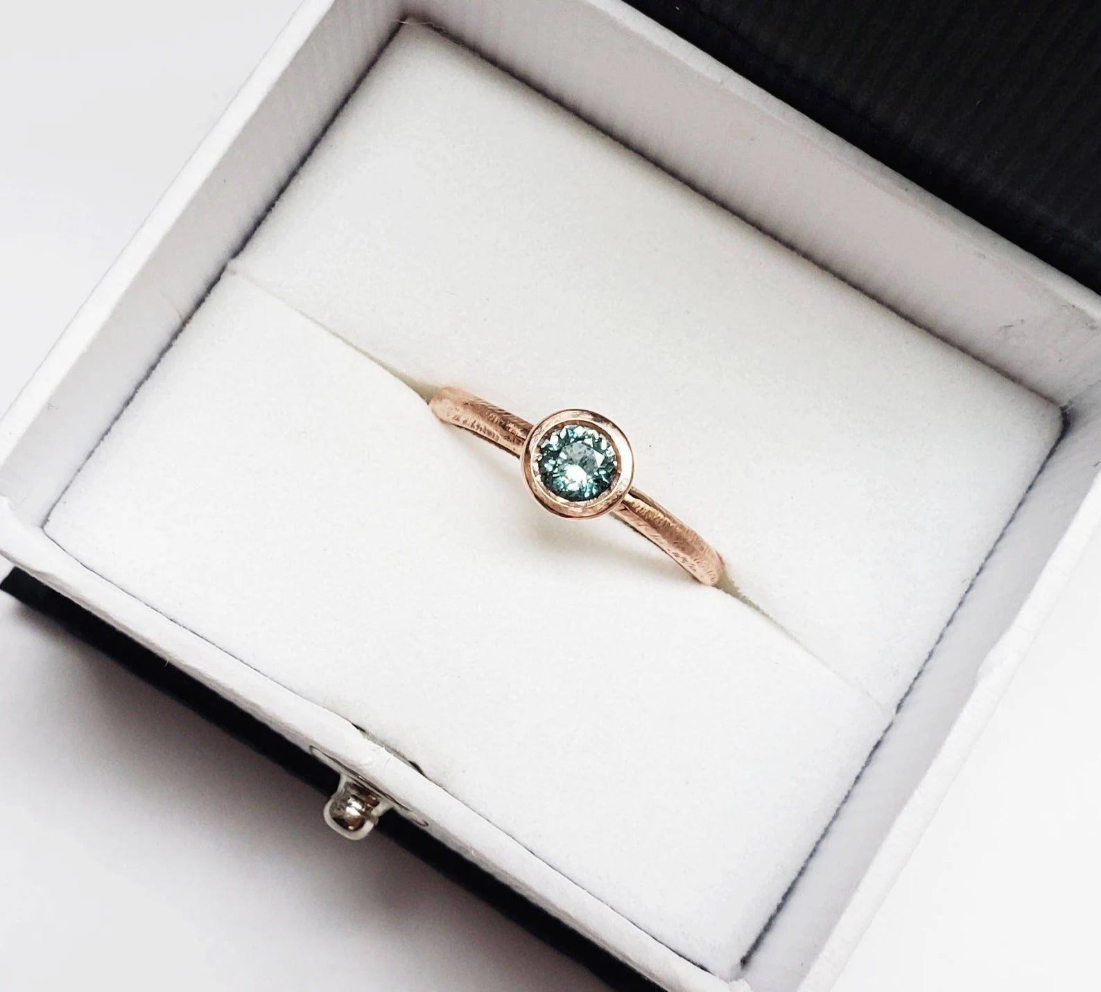 Bague de fiançailles pour femme avec saphir du Montana brut serti clos – Or massif 10 carats, 14 carats ou 18 carats, jaune, rose ou blanc