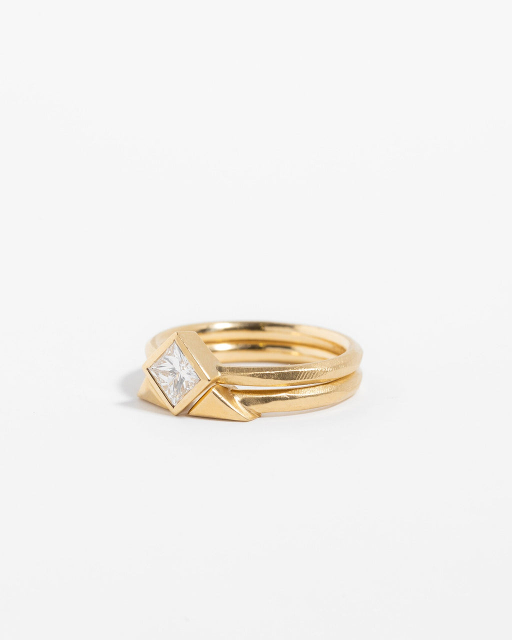 Paire de bagues solitaires en diamant taille princesse avec entretoise pyramidale assortie, serties clos, en or massif 10 carats, 14 carats ou 18 carats, jaune, rose et blanc 