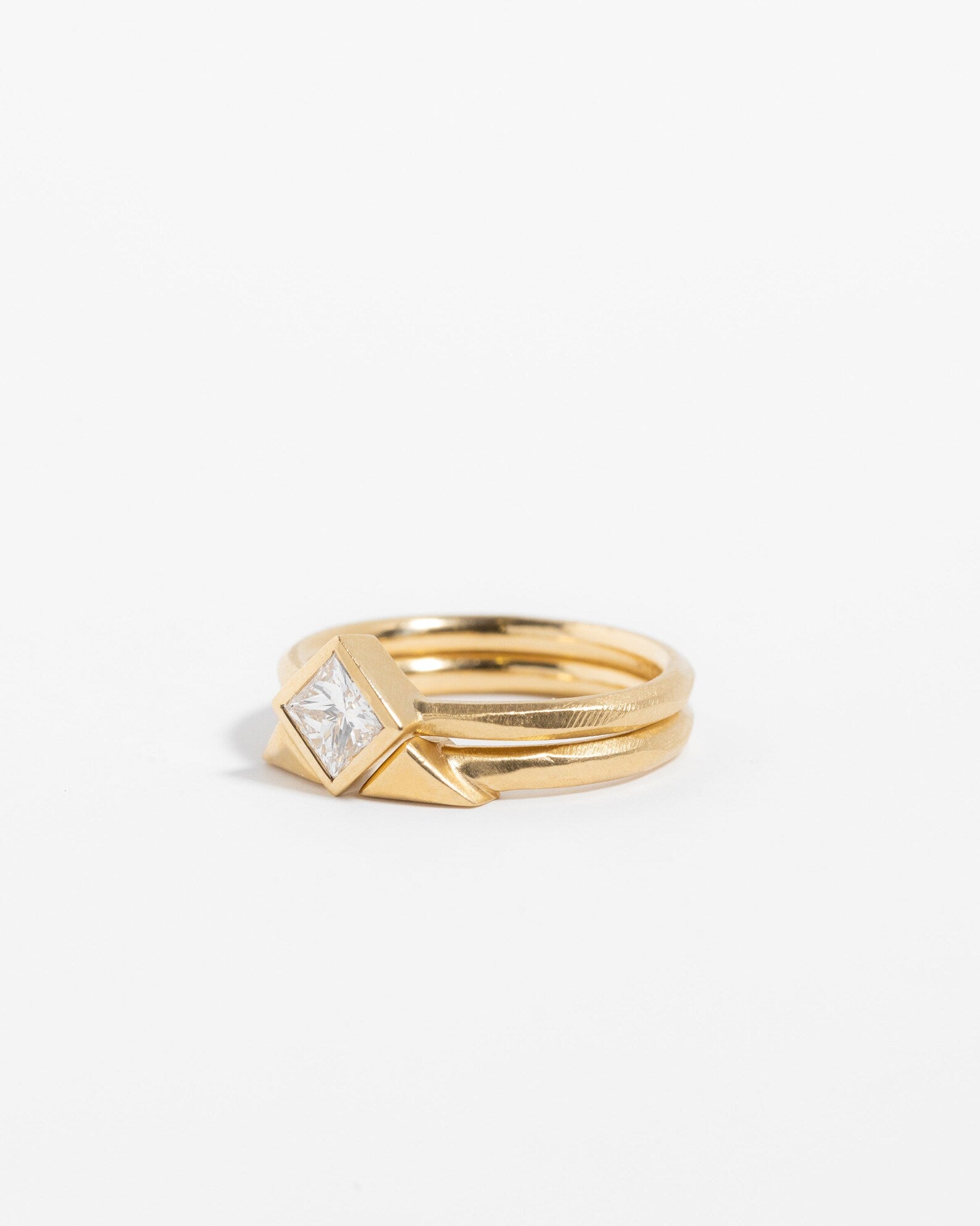 Paire de bagues solitaires en diamant taille princesse avec entretoise pyramidale assortie, serties clos, en or massif 10 carats, 14 carats ou 18 carats, jaune, rose et blanc 