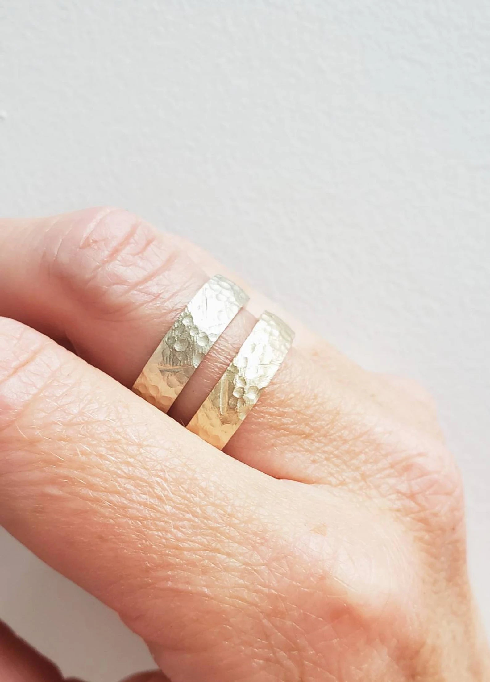 Alliance rustique en or martelé pour homme - Or massif 10 carats, 14 carats ou 18 carats, en or jaune, rose et blanc