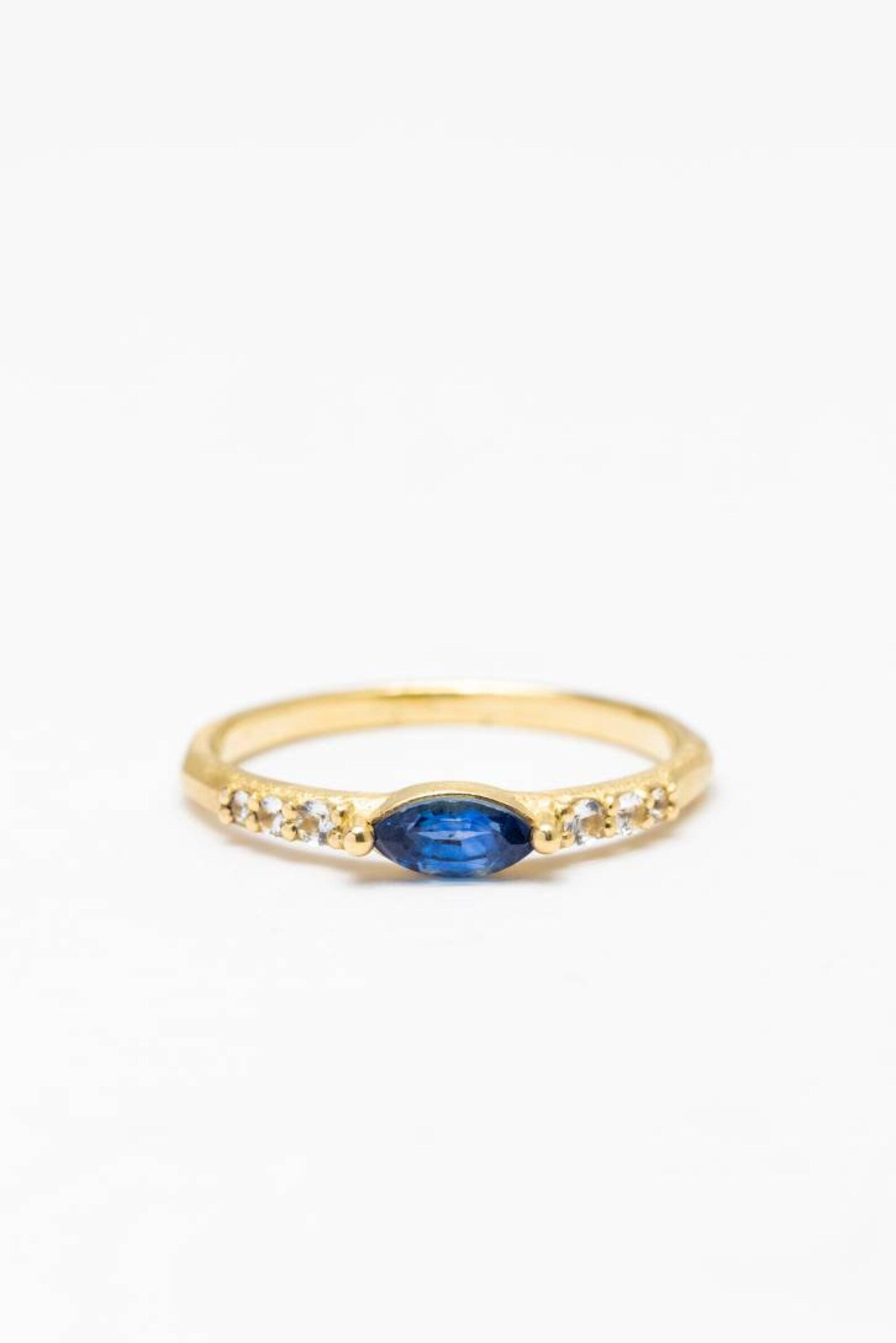 Bague délicate en saphir du Montana taille marquise avec saphirs blancs – Or massif 10 carats, 14 carats ou 18 carats, jaune, rose ou blanc