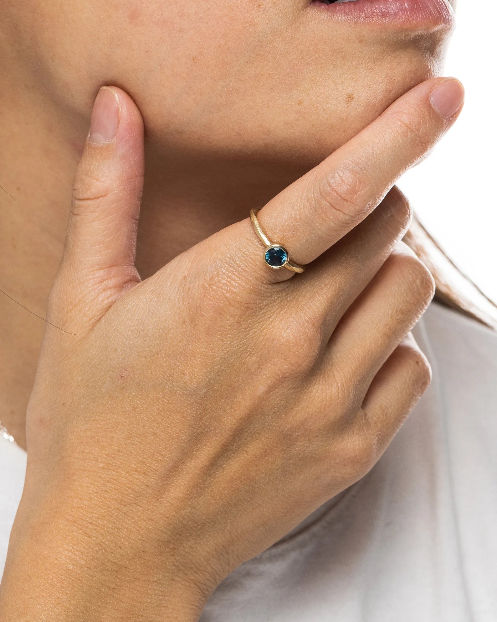 Bague de fiançailles pour femme avec saphir du Montana brut serti clos – Or massif 10 carats, 14 carats ou 18 carats, jaune, rose ou blanc