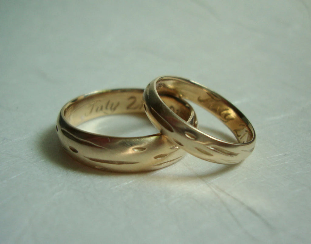 Alliances en bouleau avec gravure personnalisée – Or massif 10 carats, 14 carats ou 18 carats, jaune, rose ou blanc