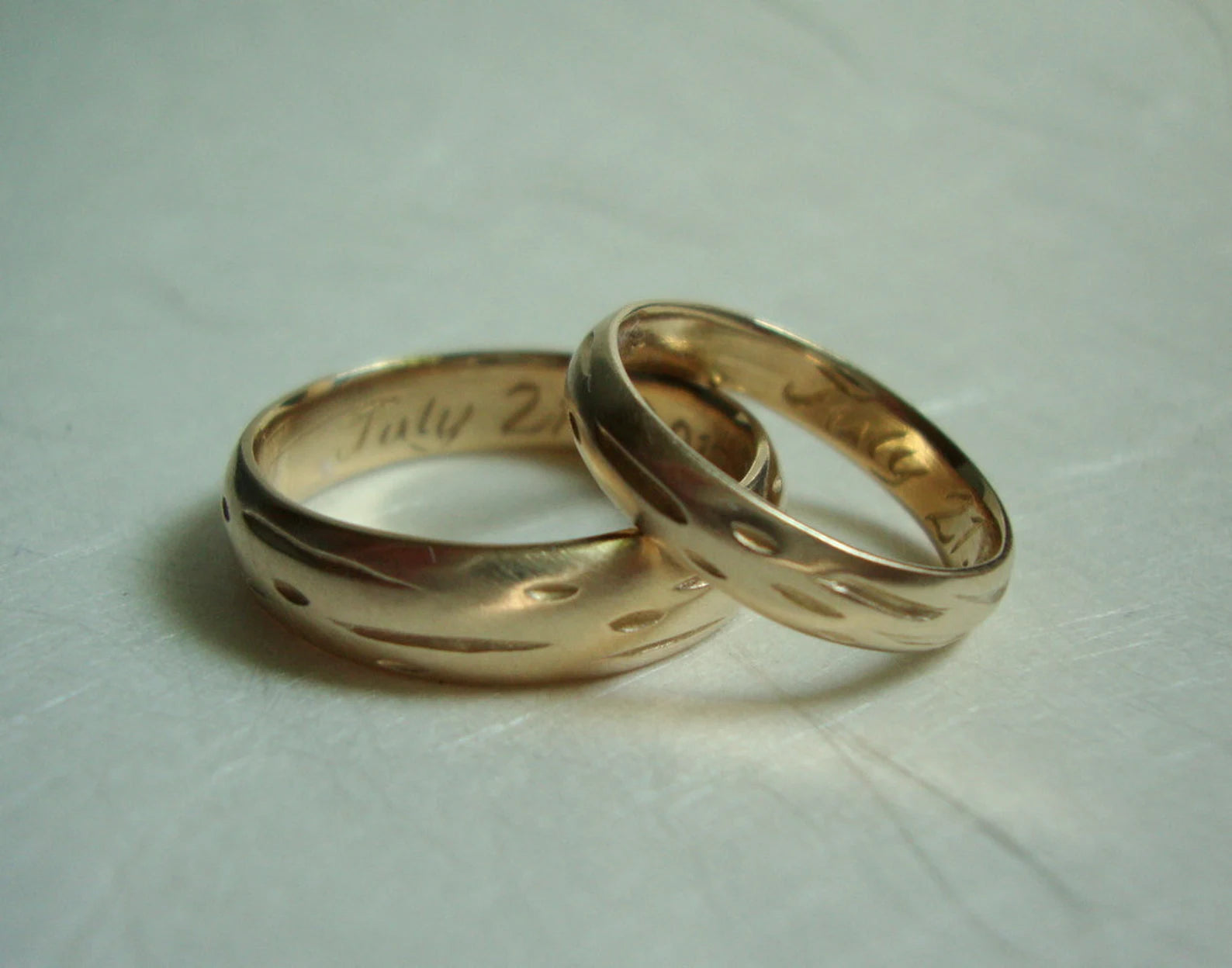 Alliances en bouleau avec gravure personnalisée – Or massif 10 carats, 14 carats ou 18 carats, jaune, rose ou blanc