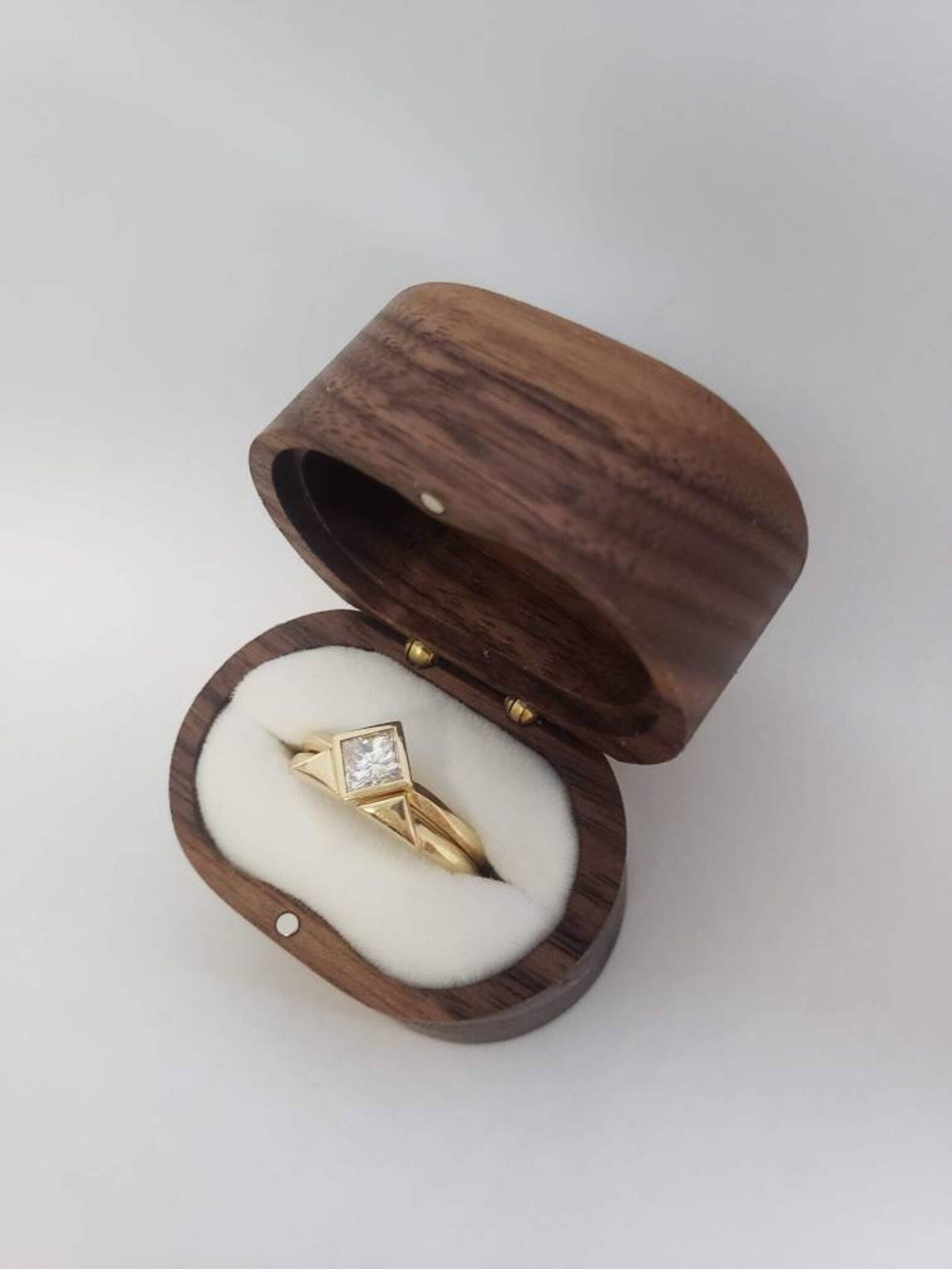 Paire de bagues solitaires en diamant taille princesse avec entretoise pyramidale assortie, serties clos, en or massif 10 carats, 14 carats ou 18 carats, jaune, rose et blanc 