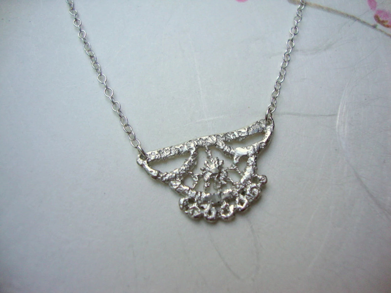Collier en dentelle « Petit Lys » en argent sterling – Cadeau pour demoiselle d'honneur ou demoiselle d'honneur
