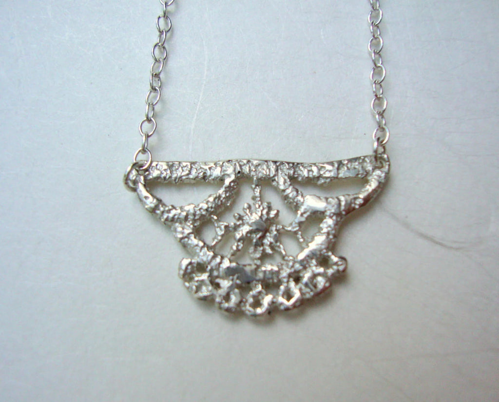 Collier en dentelle « Petit Lys » en argent sterling – Cadeau pour demoiselle d'honneur ou demoiselle d'honneur