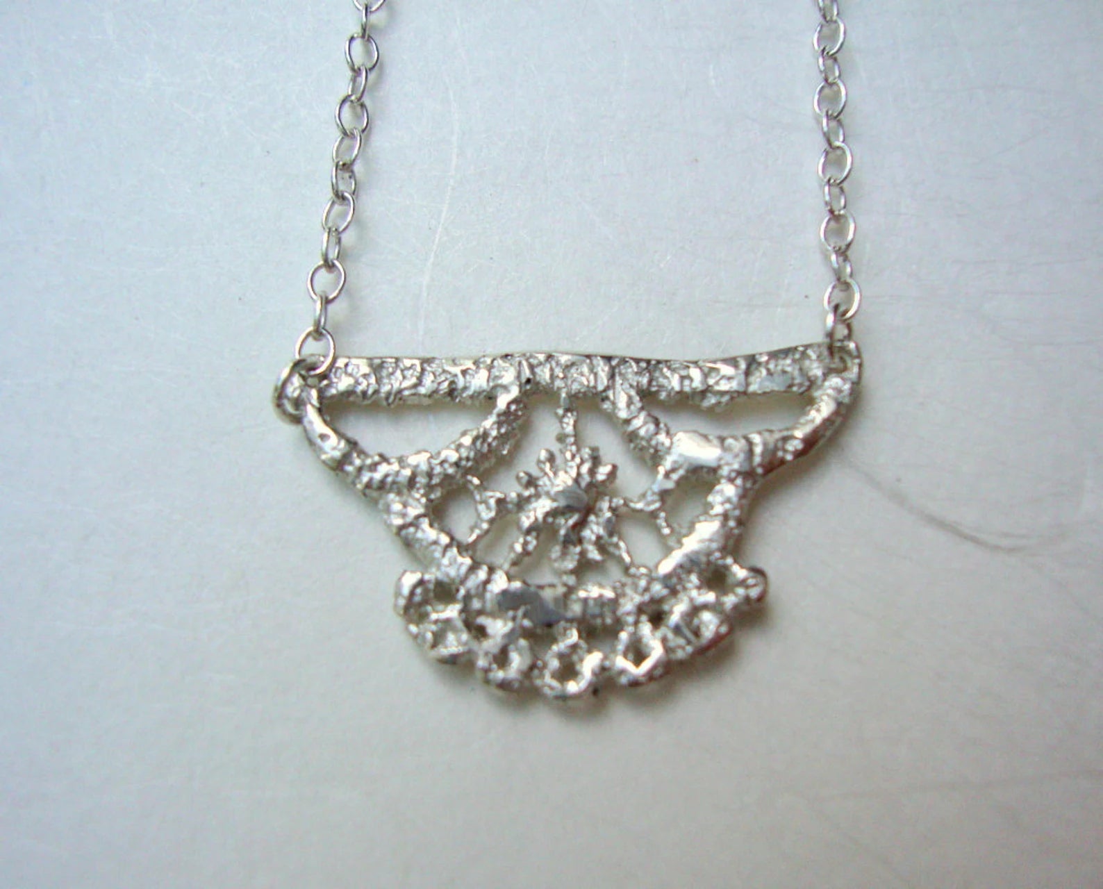 Collier en dentelle « Petit Lys » en argent sterling – Cadeau pour demoiselle d'honneur ou demoiselle d'honneur