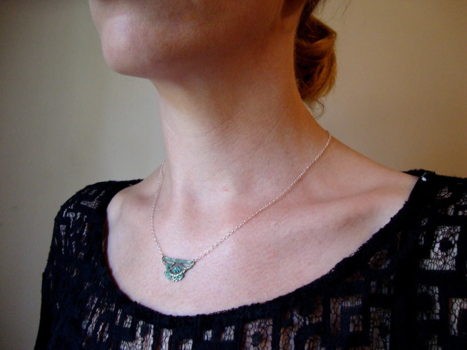 Collier en dentelle Tiny Lily en bronze bleu sur chaîne en or rempli 14 carats – Cadeau pour demoiselle d'honneur ou demoiselle d'honneur