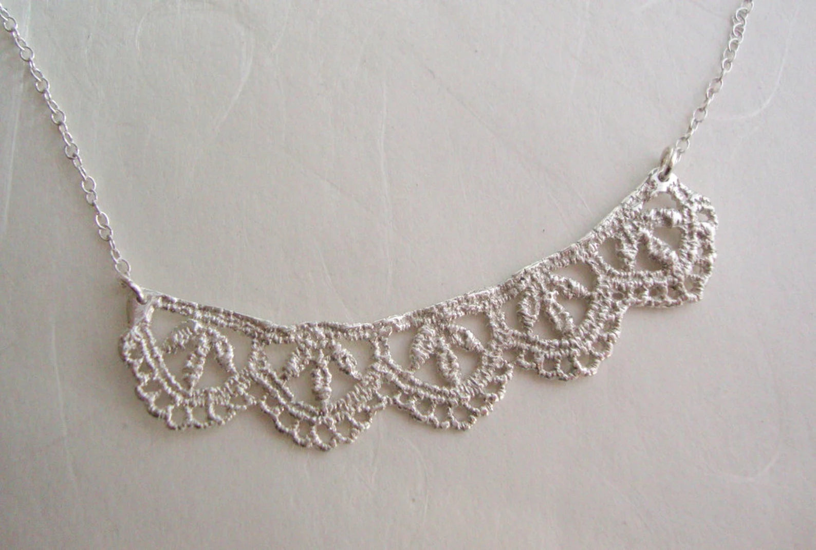 Collier en argent pour femme avec motif de feuilles en dentelle