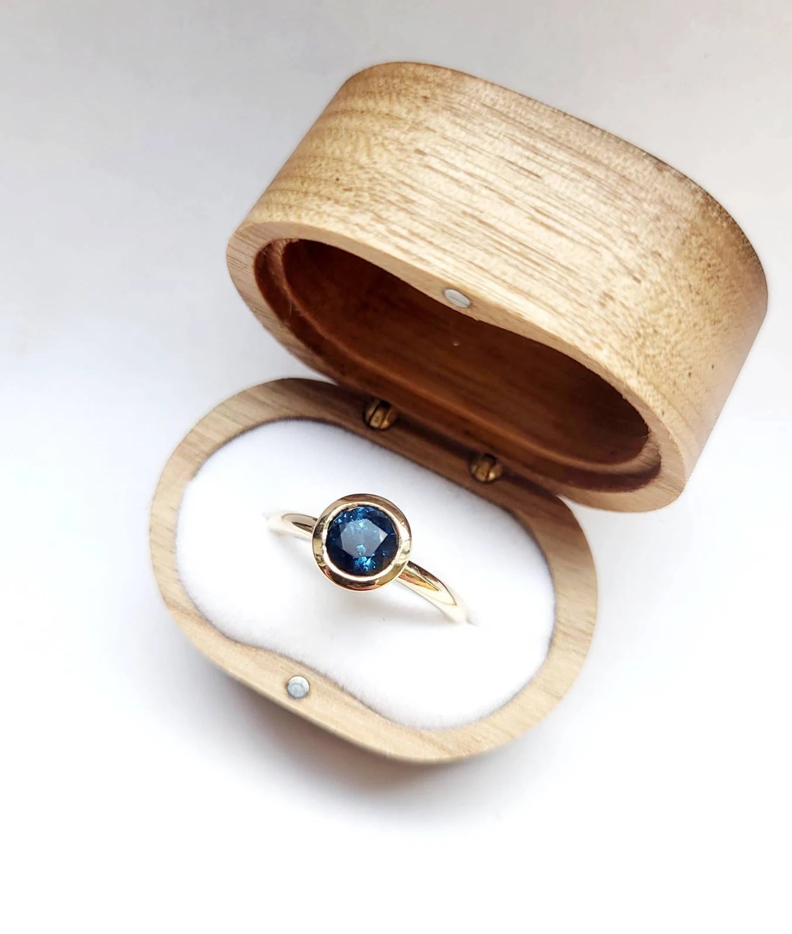 Bague de fiançailles pour femme avec saphir du Montana – Sertissage clos moderne en or massif 10 carats, 14 carats ou 18 carats, jaune, rose ou blanc