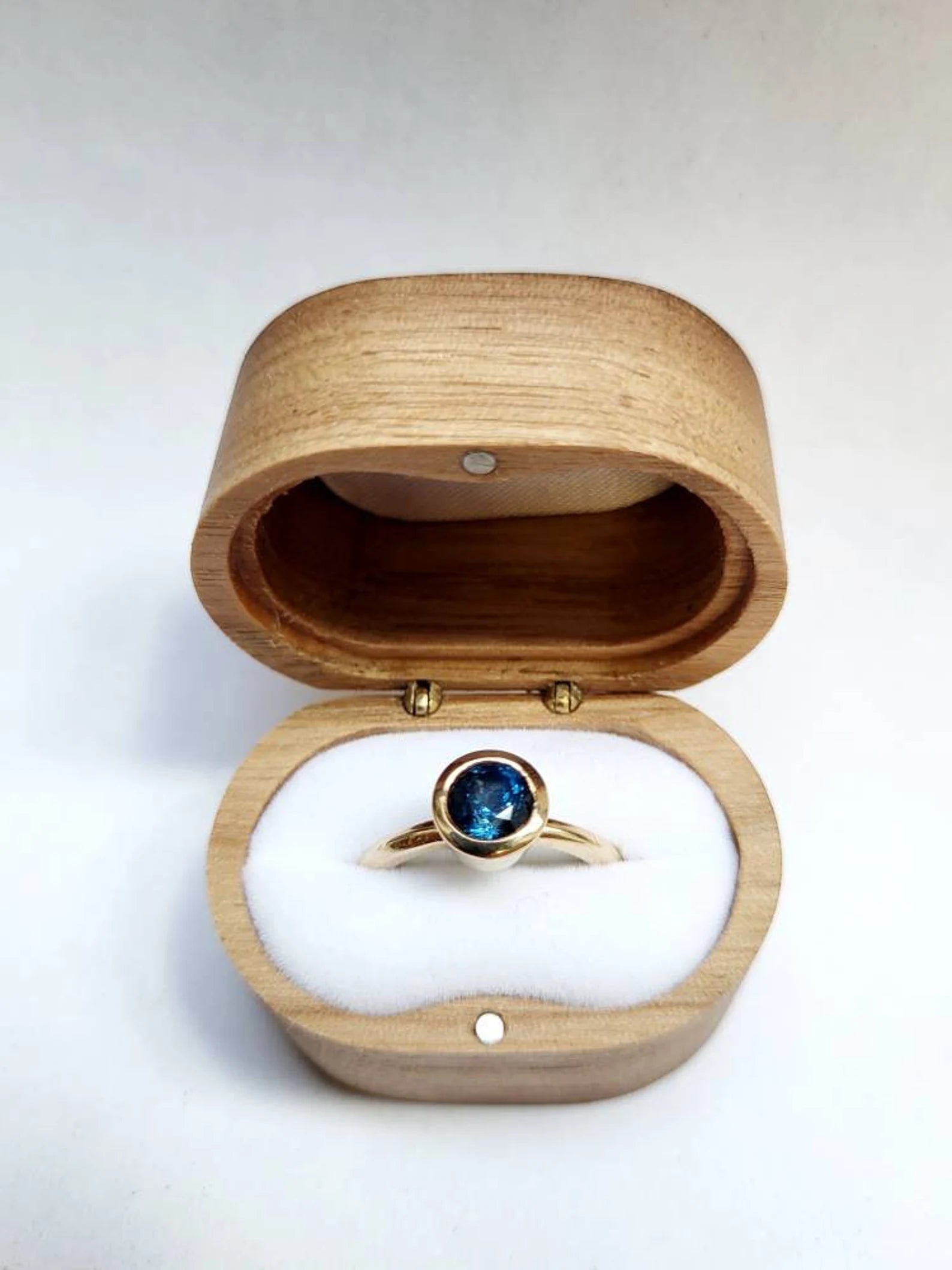 Bague de fiançailles pour femme avec saphir du Montana – Sertissage clos moderne en or massif 10 carats, 14 carats ou 18 carats, jaune, rose ou blanc