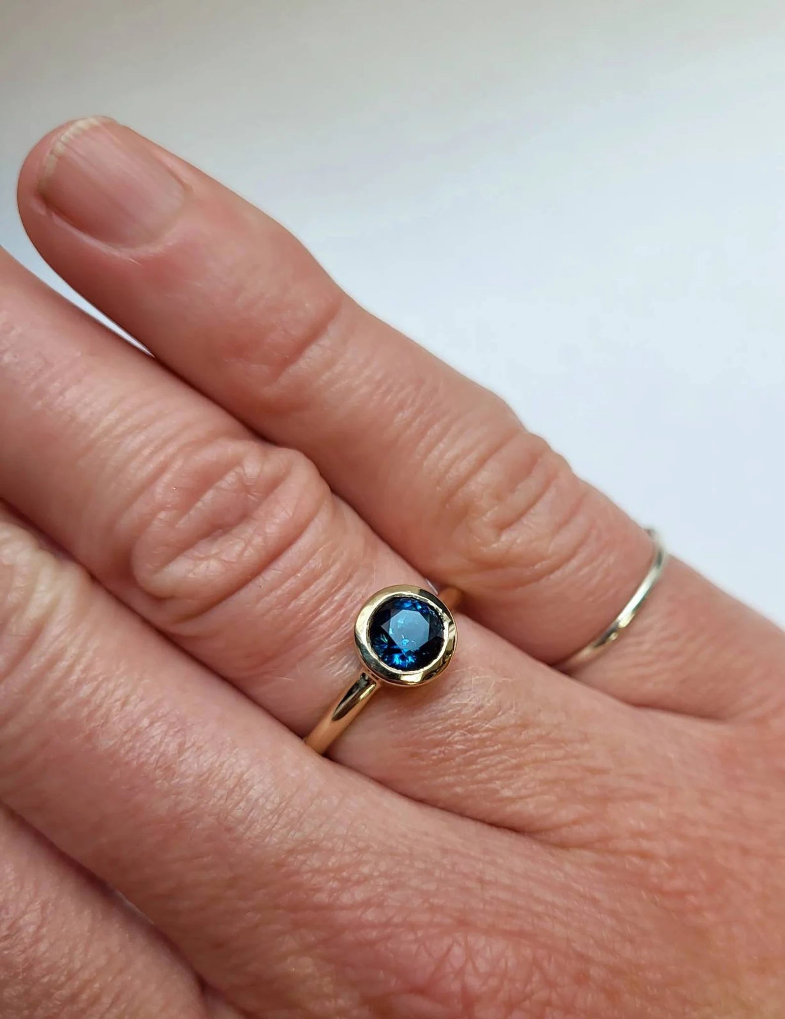 Bague de fiançailles pour femme avec saphir du Montana – Sertissage clos moderne en or massif 10 carats, 14 carats ou 18 carats, jaune, rose ou blanc