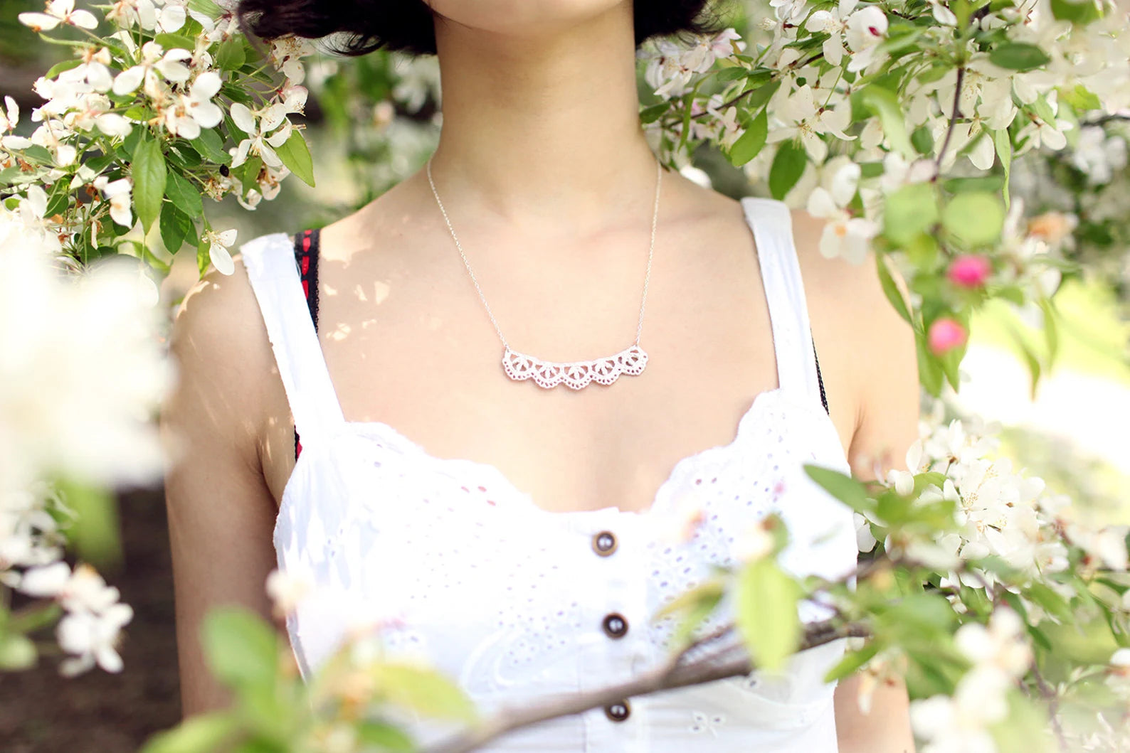Collier en argent pour femme avec motif de feuilles en dentelle