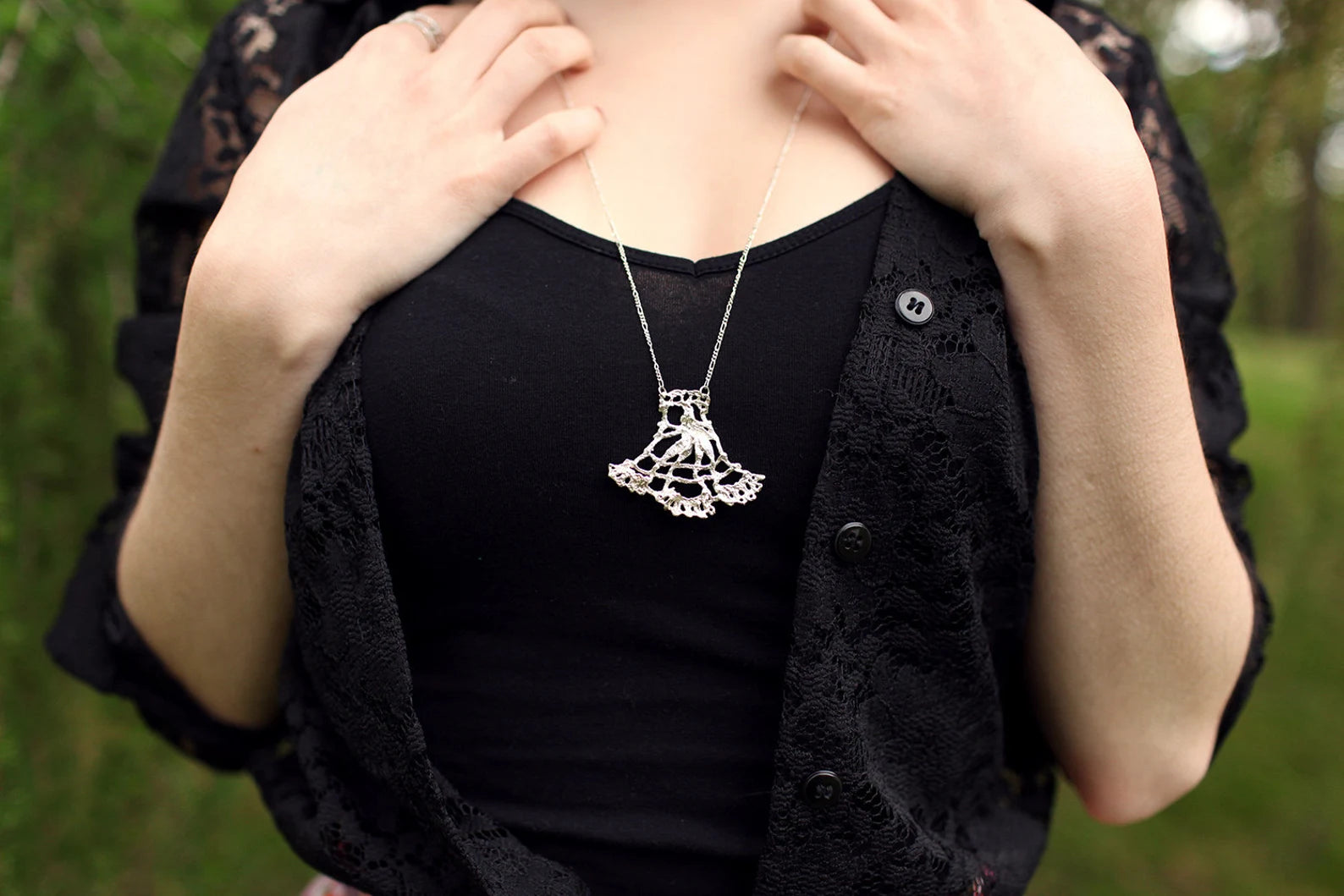 Collier long éventail vintage en dentelle – Moulé en argent sterling, pendentif bohème en dentelle