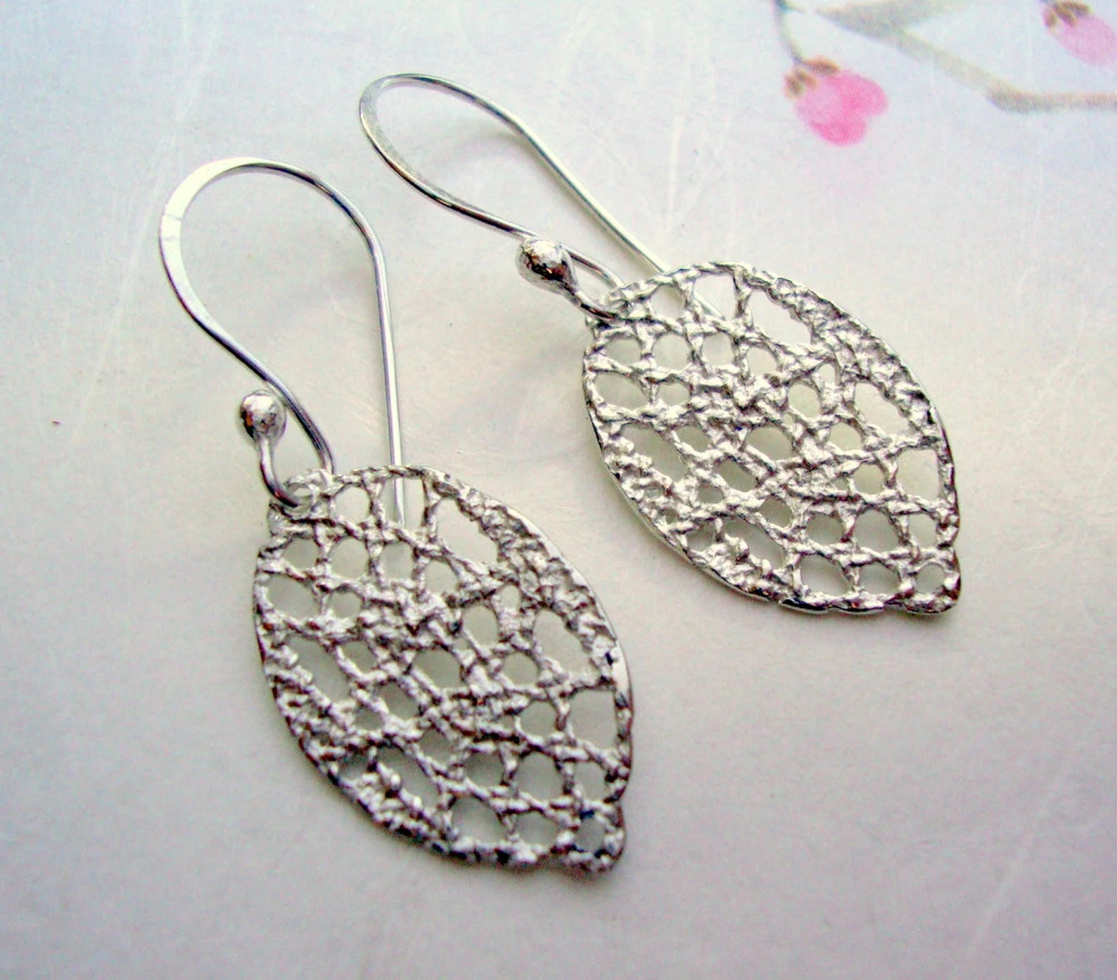 Boucles d'oreilles pendantes en dentelle en argent sterling massif