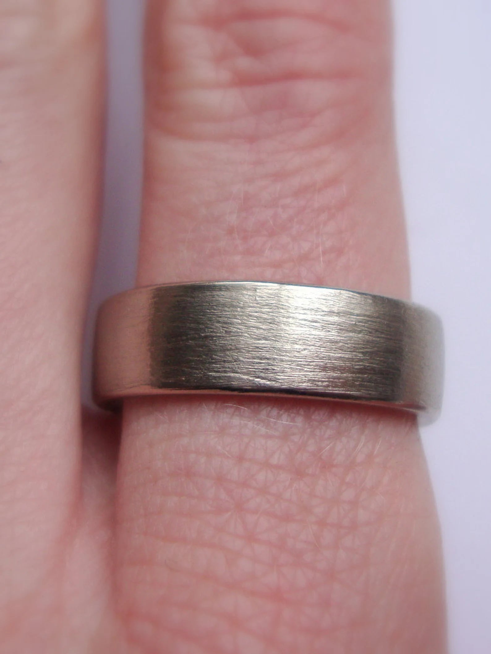 Alliance brossée pour homme – Bague de 6 mm en or blanc massif 14 carats