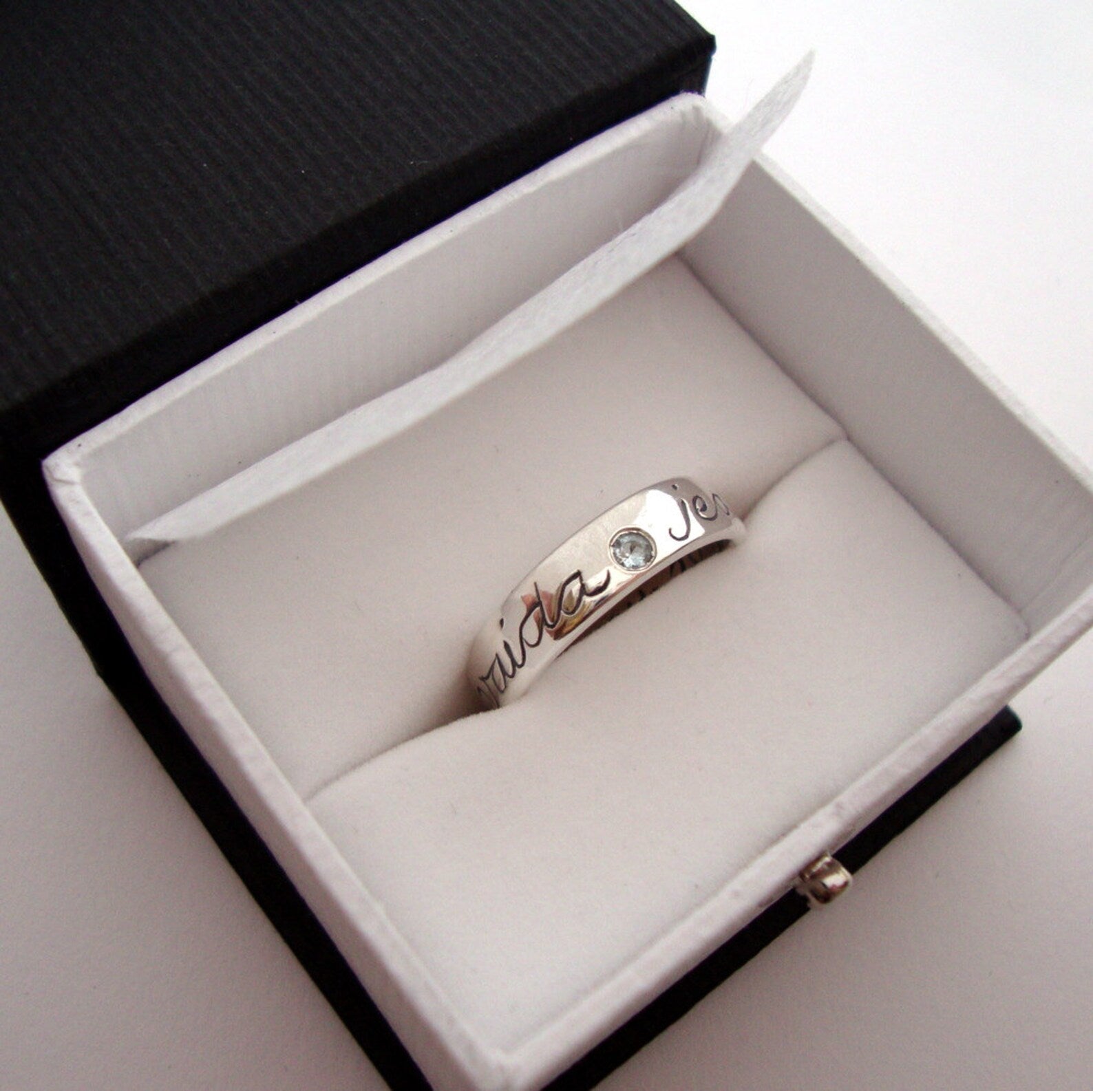 Bague de naissance familiale avec nom gravé – Argent sterling avec aigue-marine, citrine, rubis, péridot et tourmaline rose