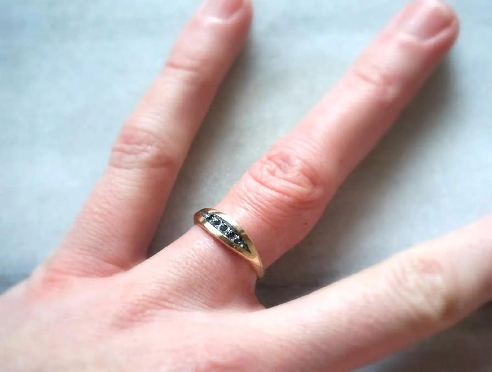 Bague Palma en diamant noir – Anneau texturé brut avec rhodium noir en or jaune 14 carats
