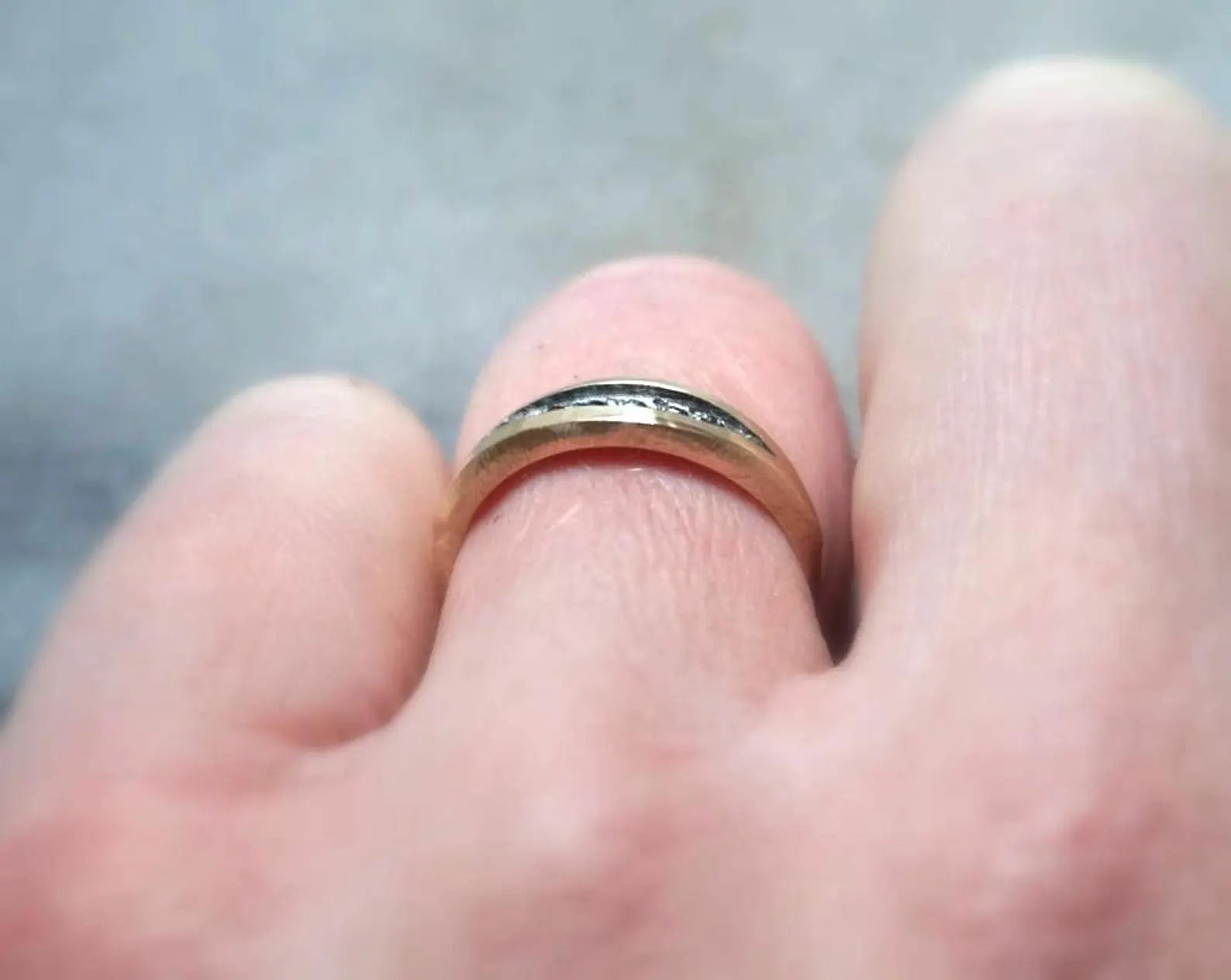 Bague Palma en diamant noir – Anneau texturé brut avec rhodium noir en or jaune 14 carats