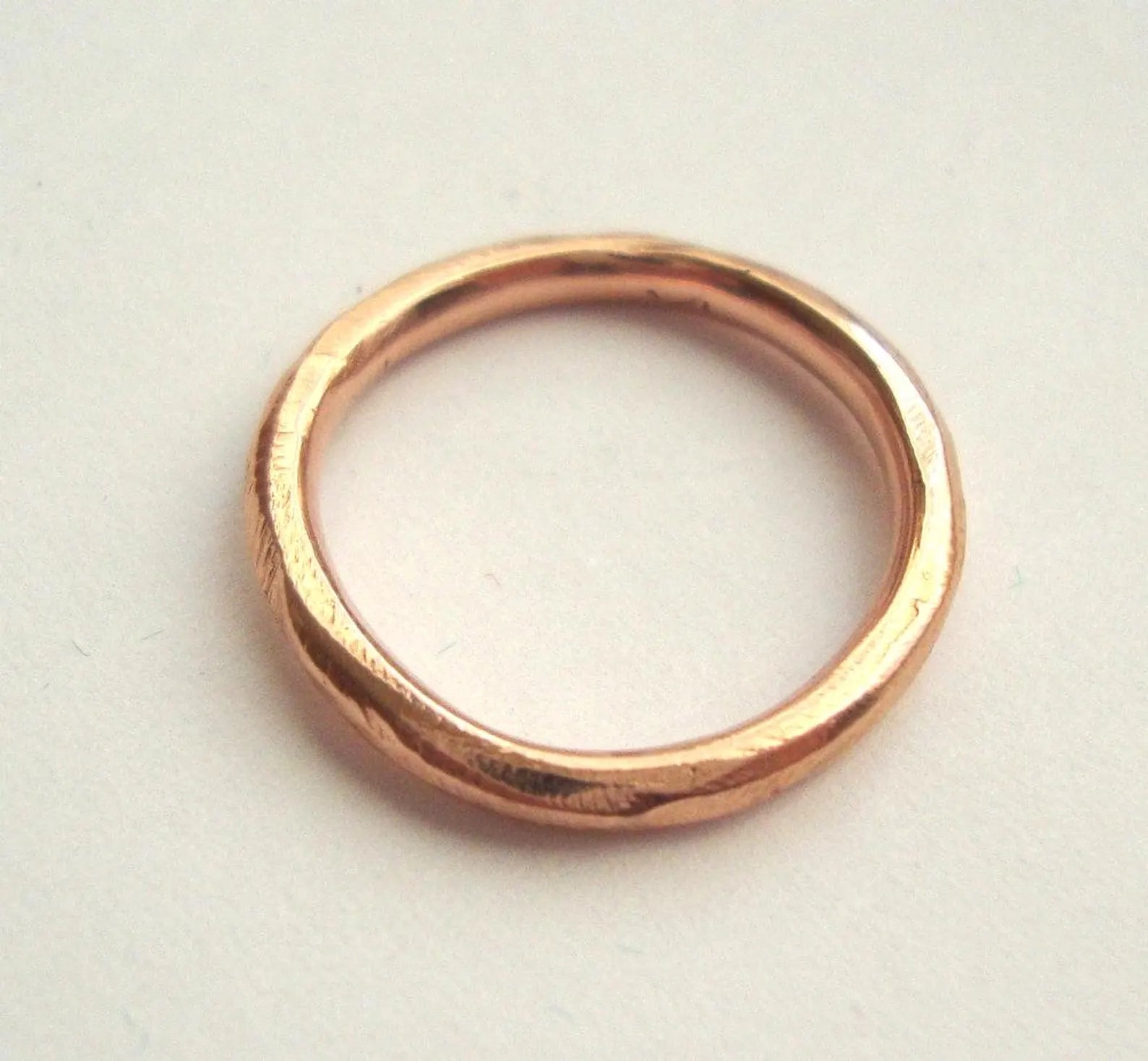 Alliance simple et brute – Marque du Créateur en or rose massif 18 carats