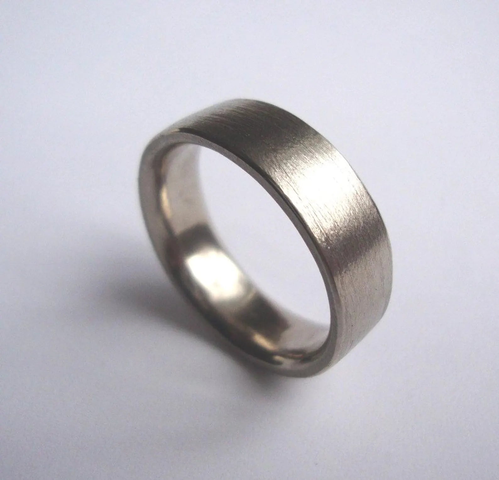 Alliance brossée pour homme – Bague de 6 mm en or blanc massif 14 carats