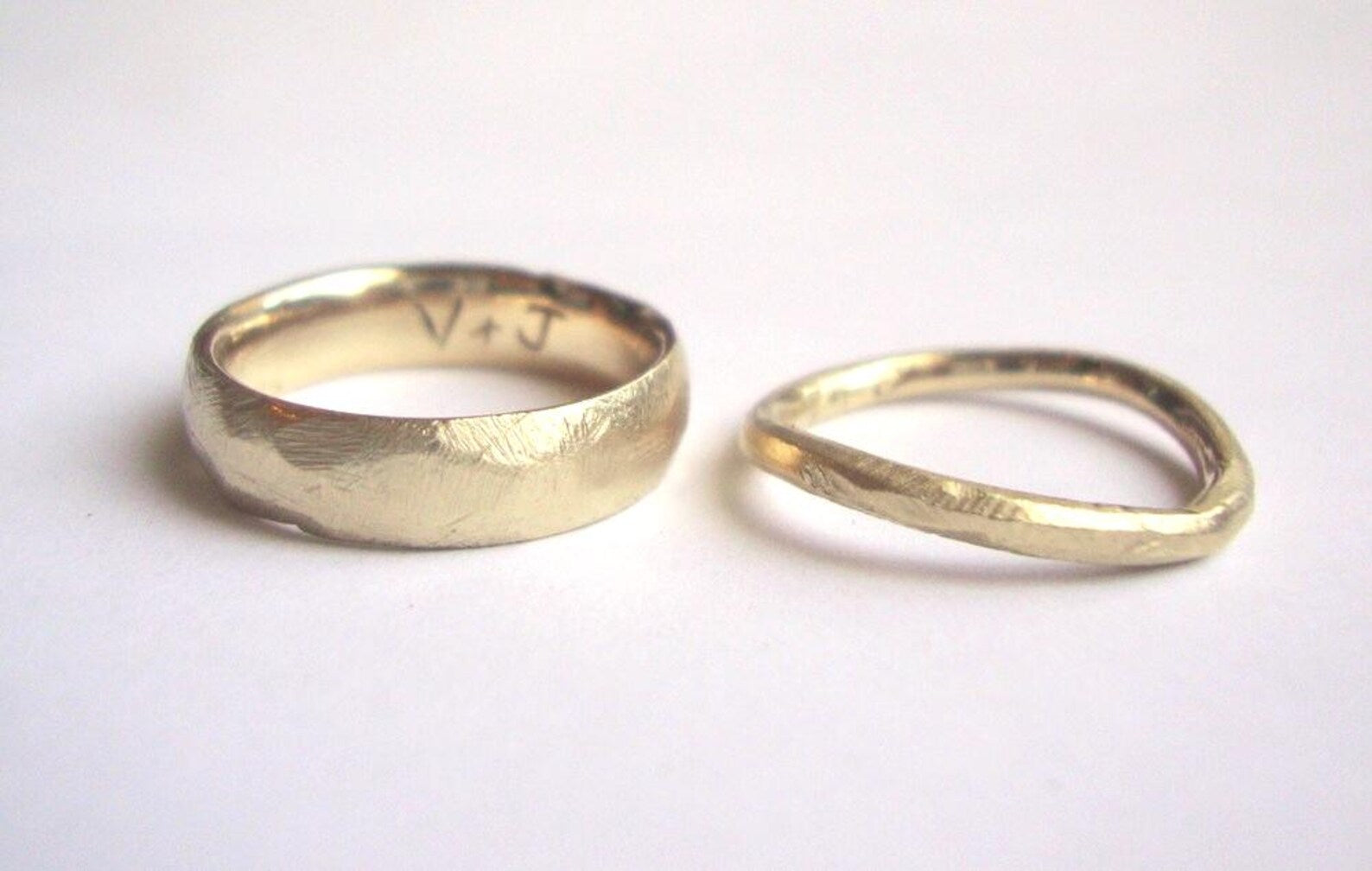 Alliances gravées sur mesure avec texture rugueuse – Or massif 10 carats, 14 carats ou 18 carats en or jaune, rose et blanc