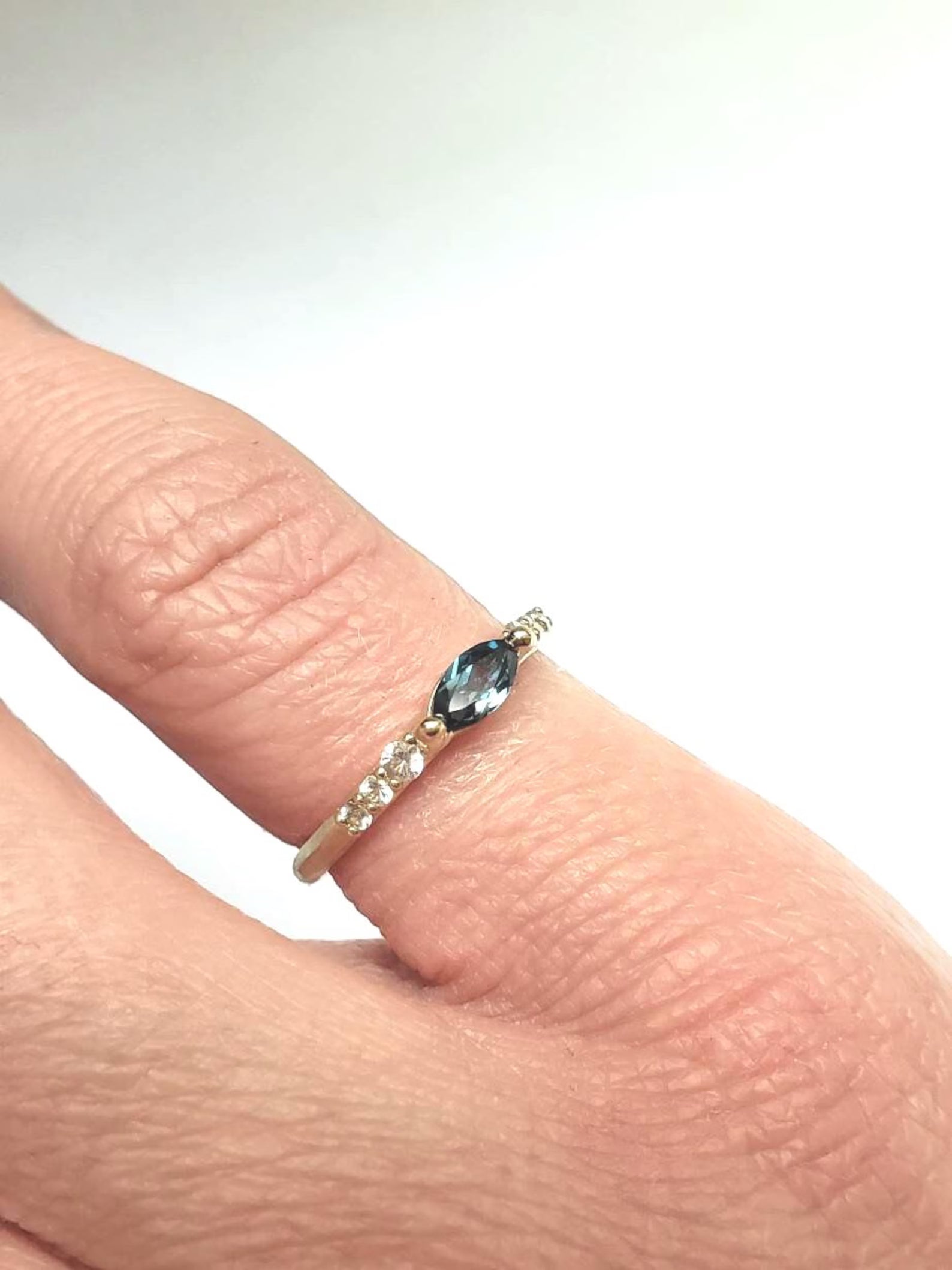 Bague délicate en topaze bleue de Londres marquise et saphirs blancs – Or massif 10 carats, 14 carats ou 18 carats, jaune, rose ou blanc
