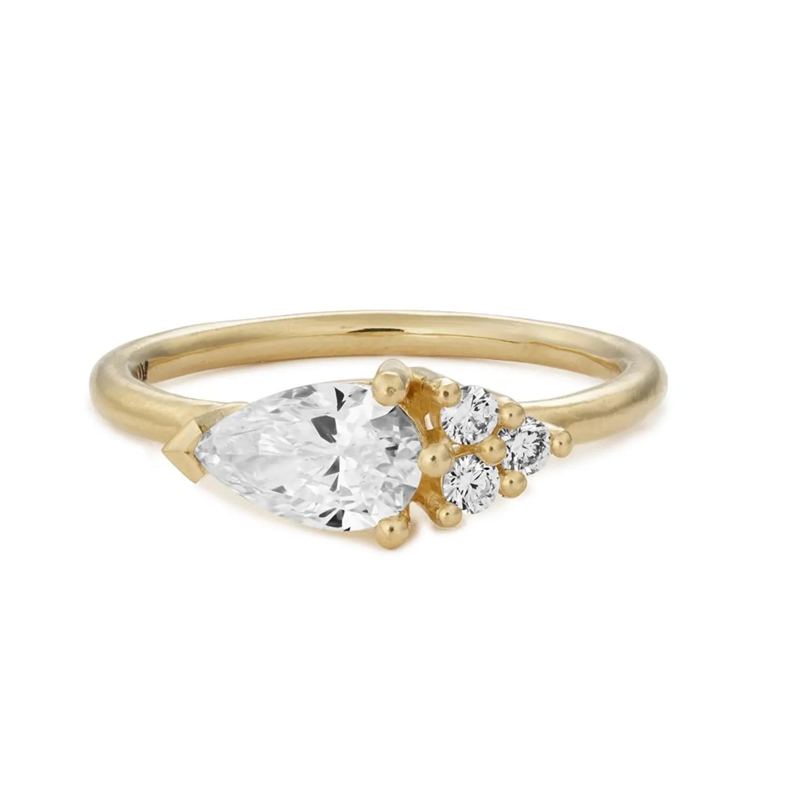 Bague en or jaune, rose ou blanc, sertie d'un diamant de synthèse taille poire, serti latéral, avec un diamant accentué.