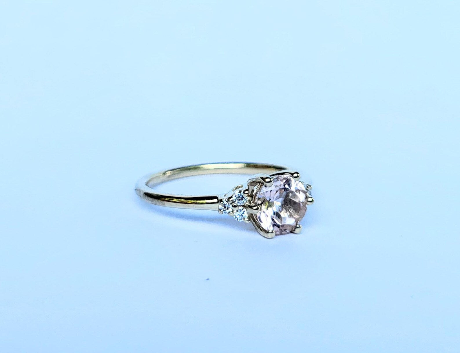 Bague de fiançailles solitaire en morganite avec diamants synthétiques sur les côtés – Or massif 10 carats, 14 carats ou 18 carats, jaune, rose ou blanc