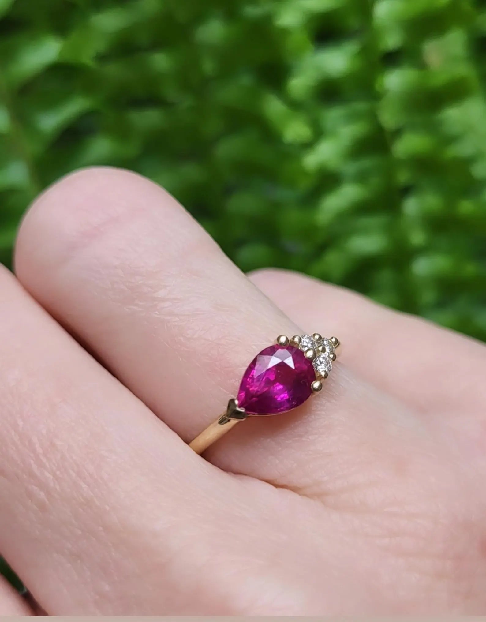 Bague en or massif 14 carats avec rubis taille poire et diamants latéraux