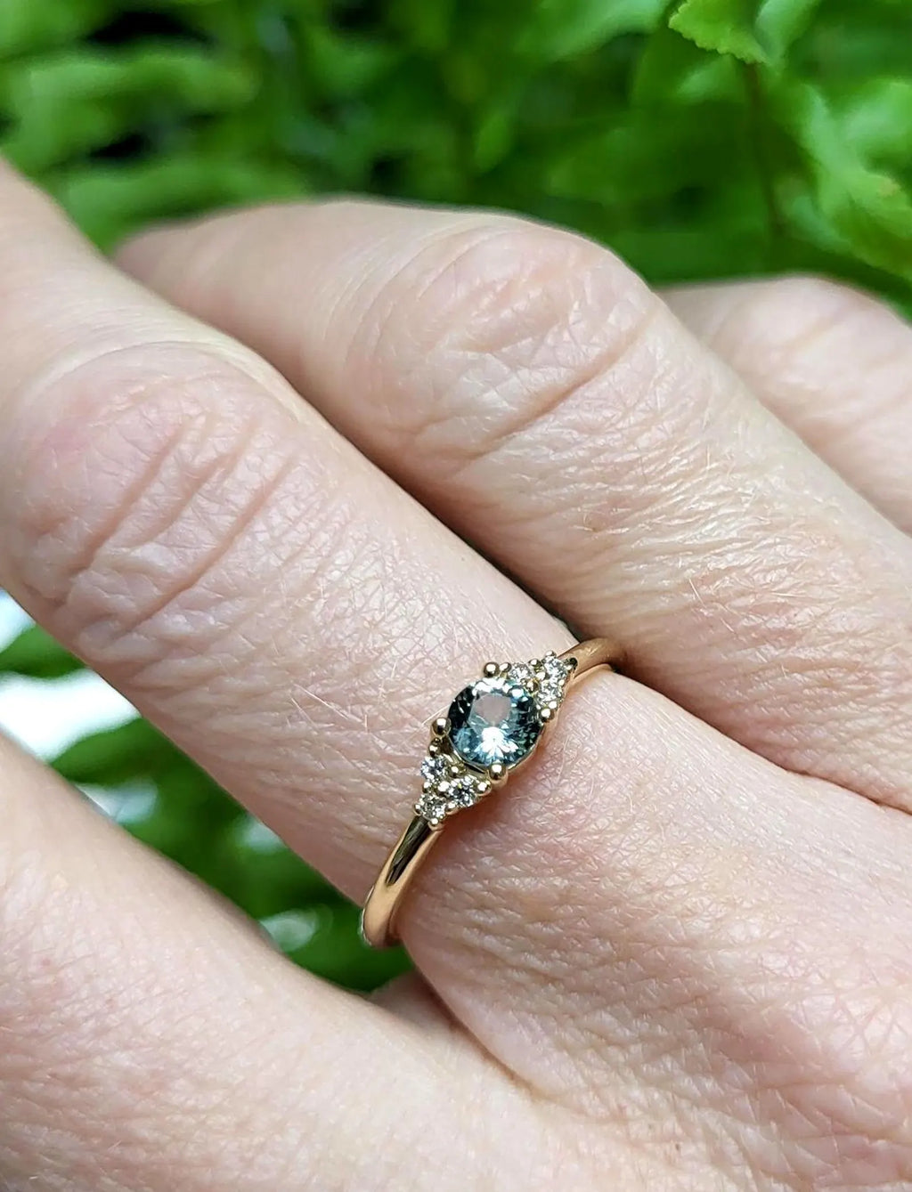 Bague solitaire minimaliste en saphir avec diamants latéraux – Or massif 10 carats, 14 carats ou 18 carats, jaune, rose ou blanc