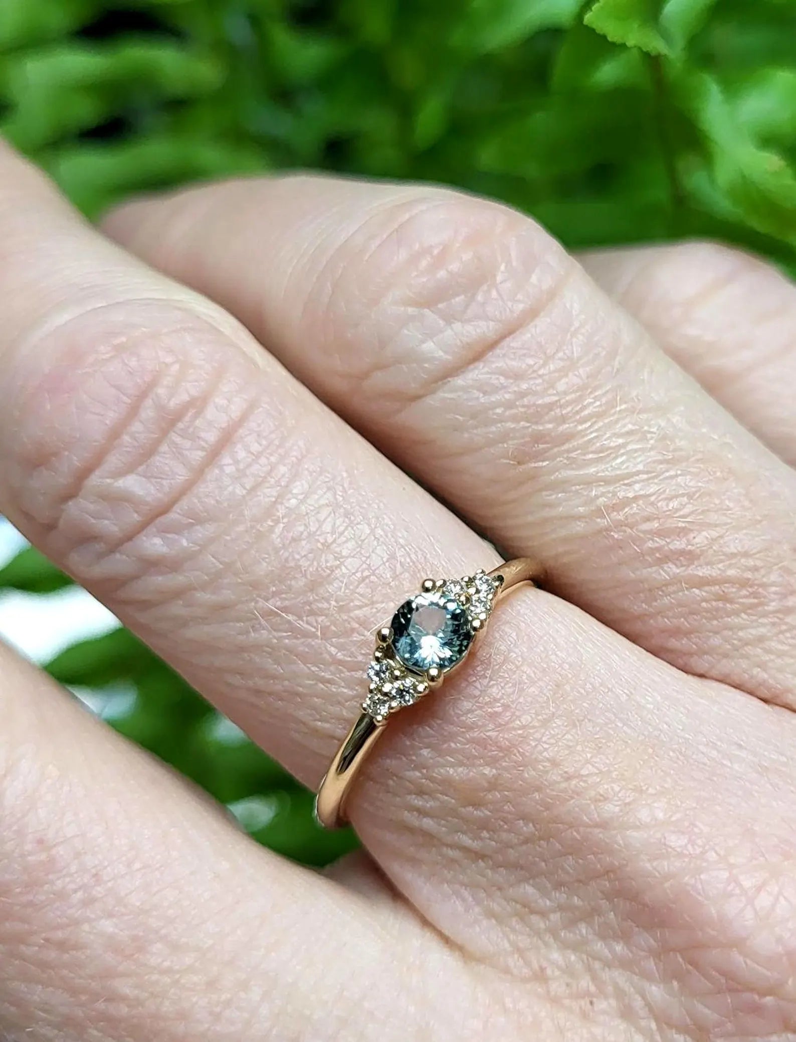 Bague solitaire minimaliste en saphir avec diamants latéraux – Or massif 10 carats, 14 carats ou 18 carats, jaune, rose ou blanc