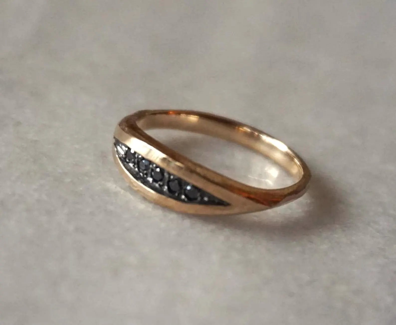Bague Palma en diamant noir – Anneau texturé brut avec rhodium noir en or jaune 14 carats
