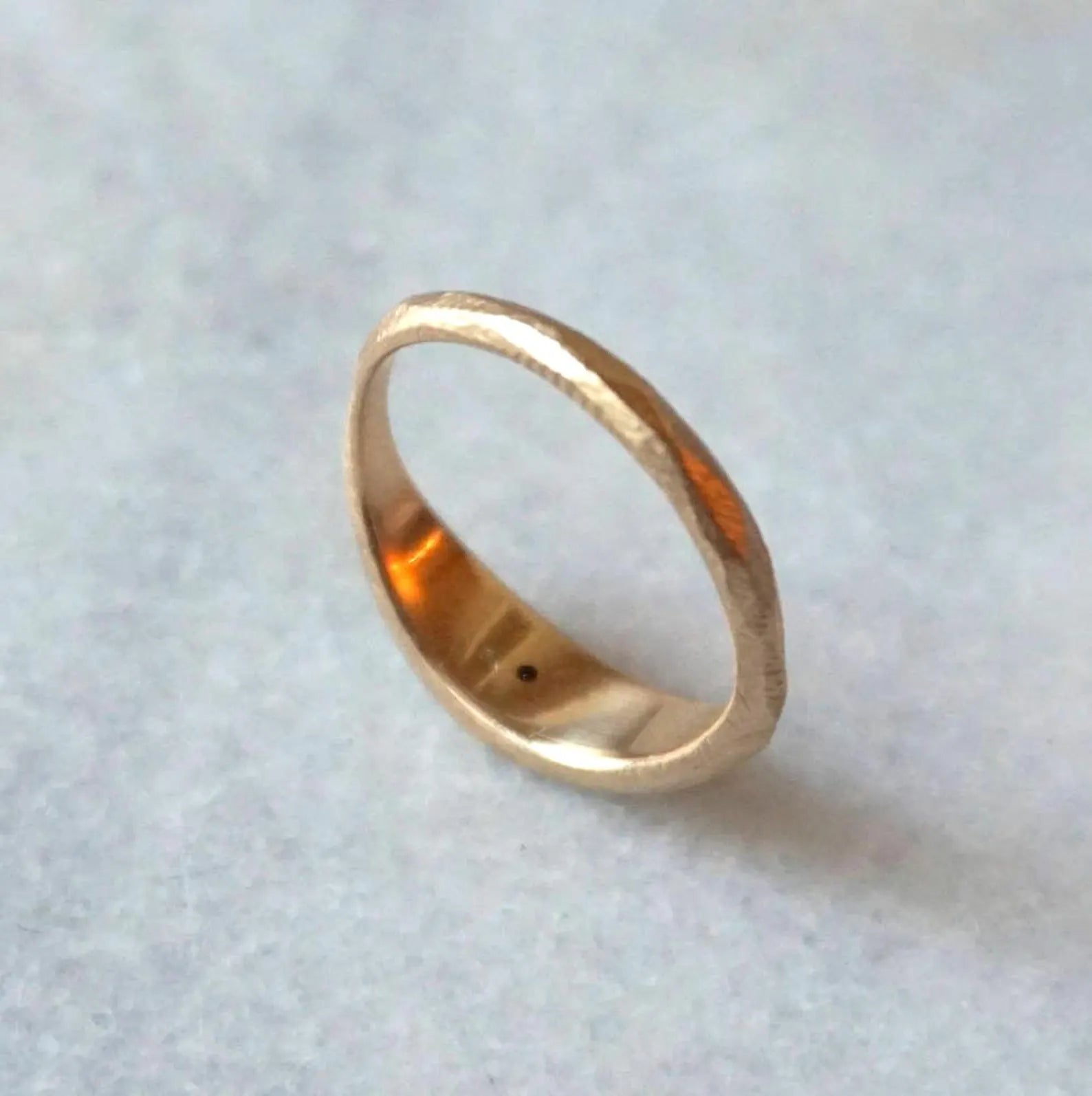 Bague Palma en diamant noir – Anneau texturé brut avec rhodium noir en or jaune 14 carats