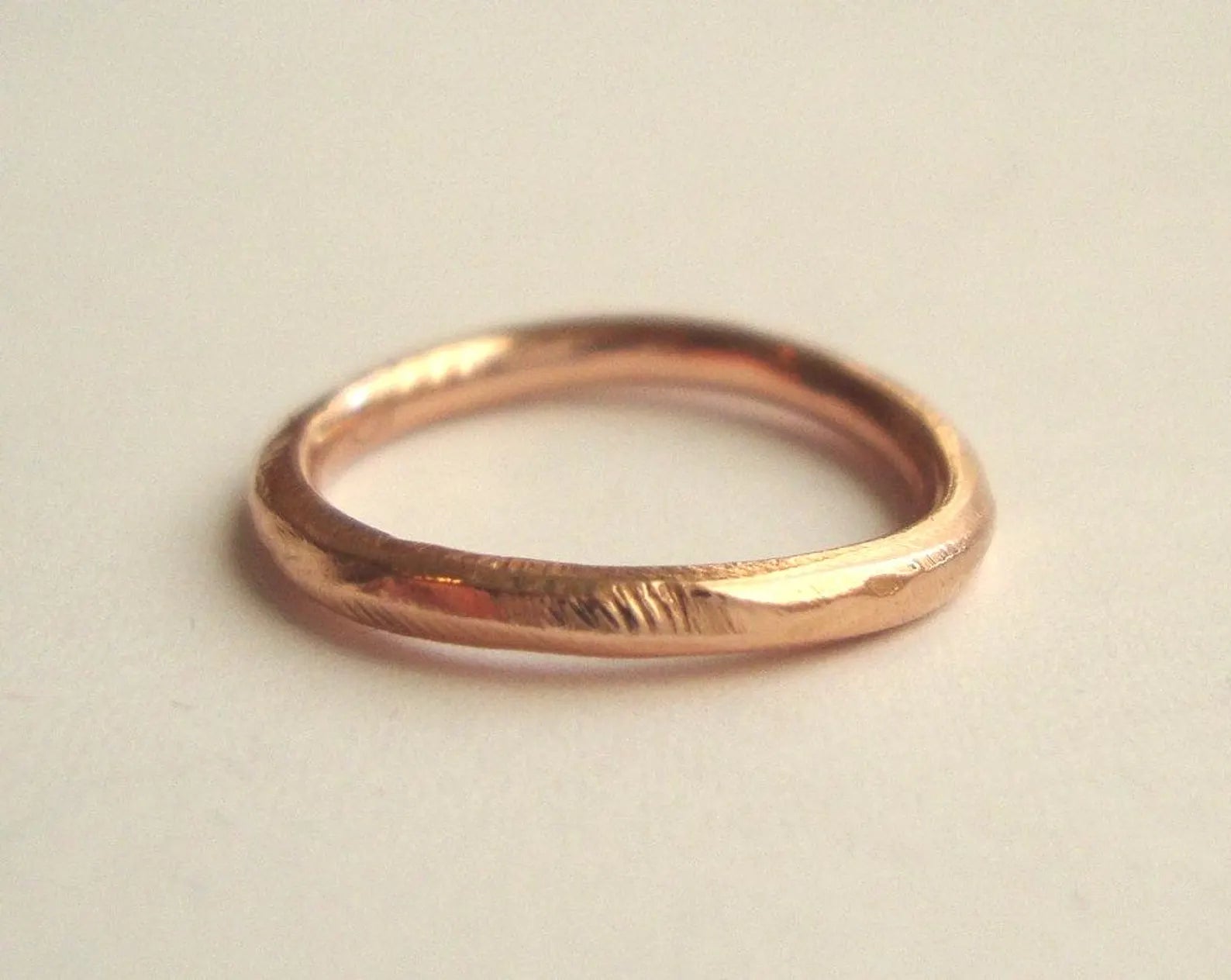 Alliance simple et brute – Marque du Créateur en or rose massif 18 carats
