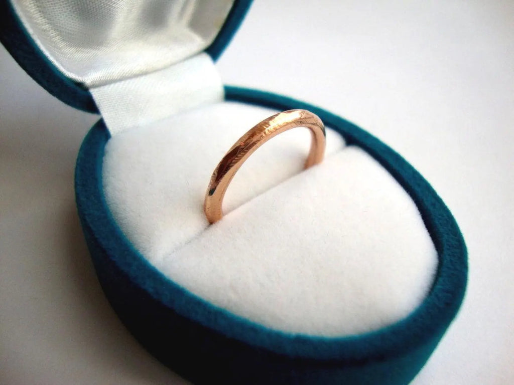 Alliance simple et brute – Marque du Créateur en or rose massif 18 carats