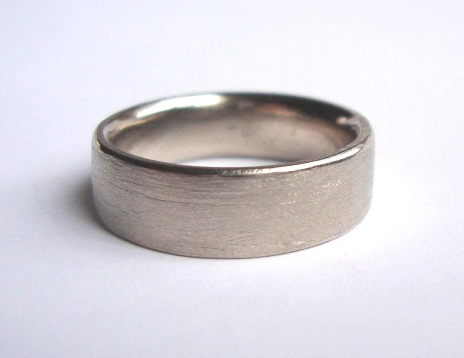 Alliance brossée pour homme – Bague de 6 mm en or blanc massif 14 carats