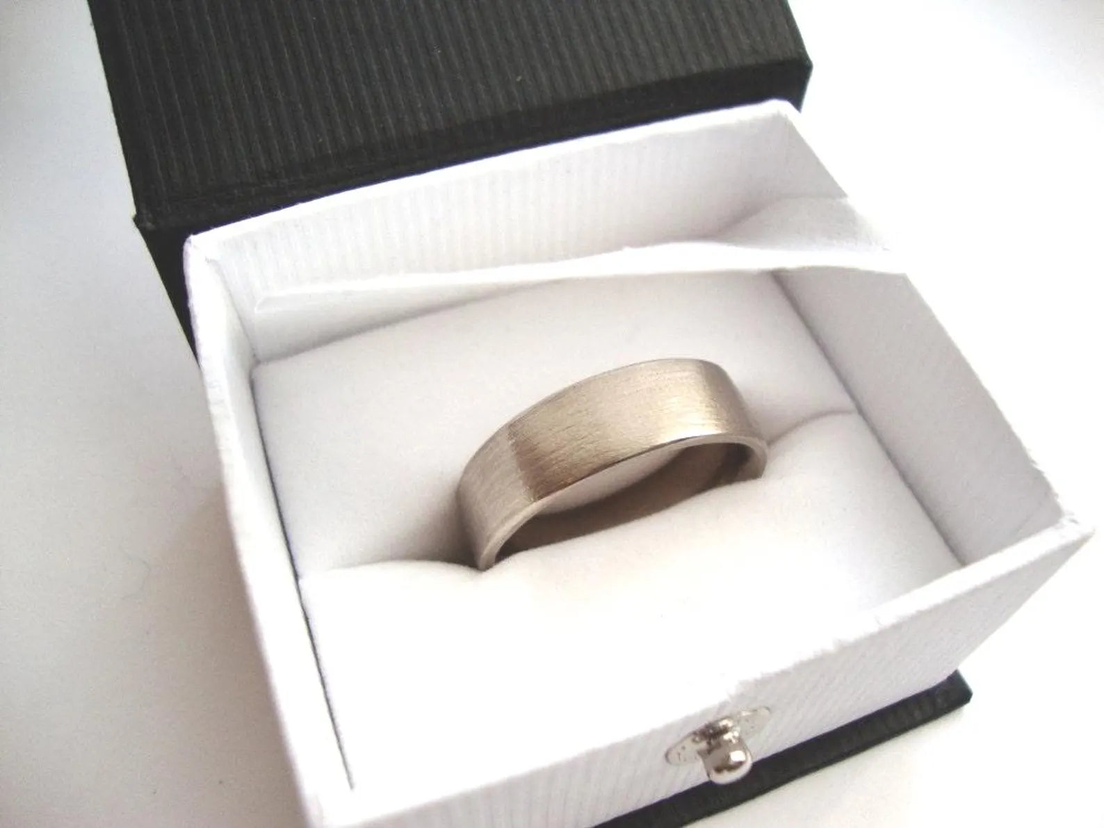 Alliance brossée pour homme – Bague de 6 mm en or blanc massif 14 carats