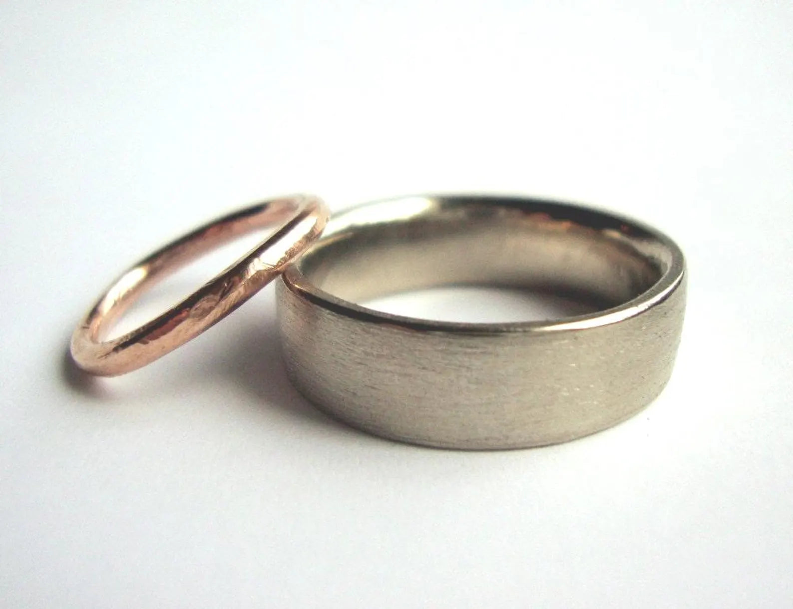 Alliance brossée pour homme – Bague de 6 mm en or blanc massif 14 carats