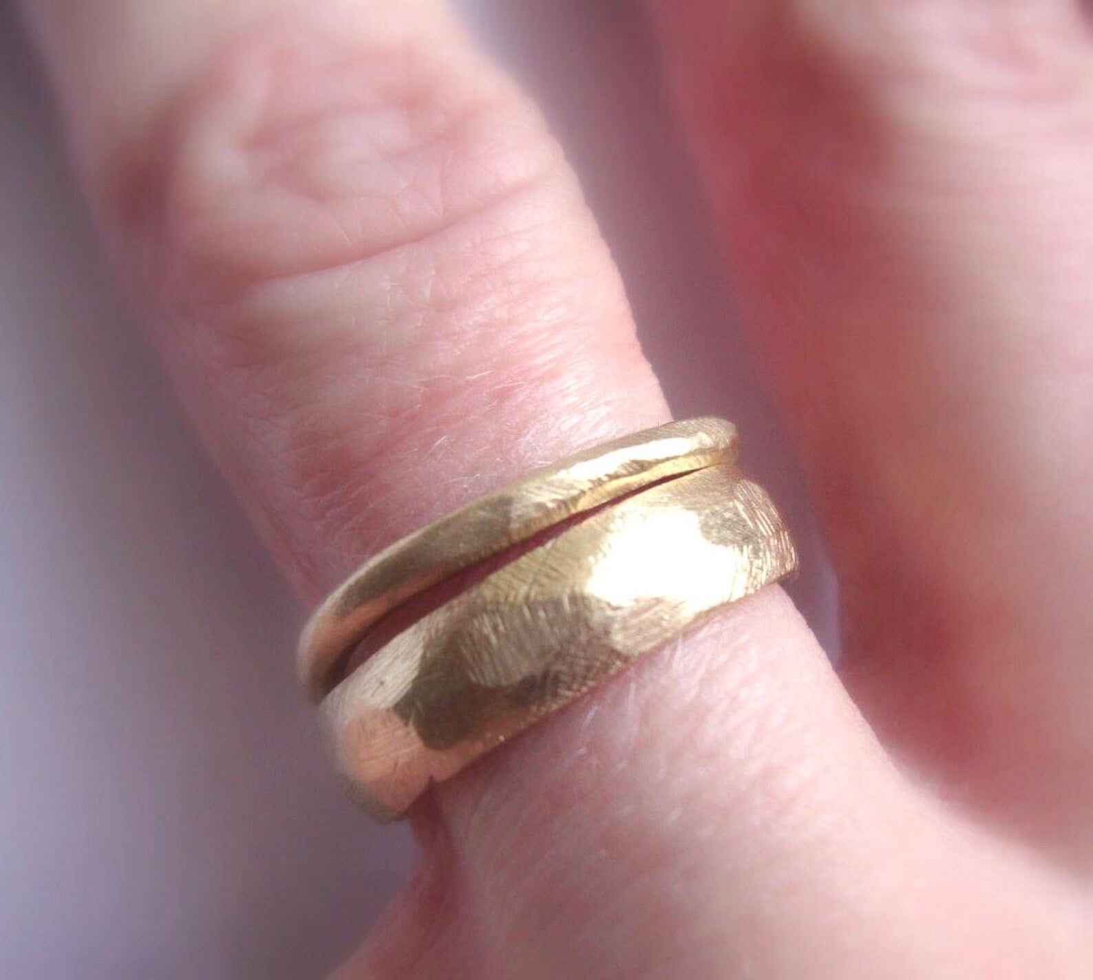 Alliances gravées sur mesure avec texture rugueuse – Or massif 10 carats, 14 carats ou 18 carats en or jaune, rose et blanc