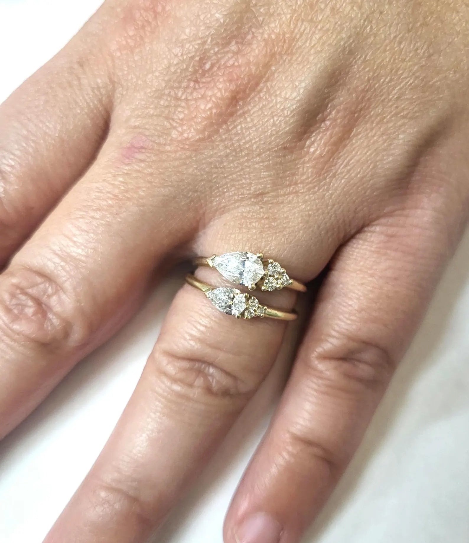 Bague en or jaune, rose ou blanc, sertie d'un diamant de synthèse taille poire, serti latéral, avec un diamant accentué.